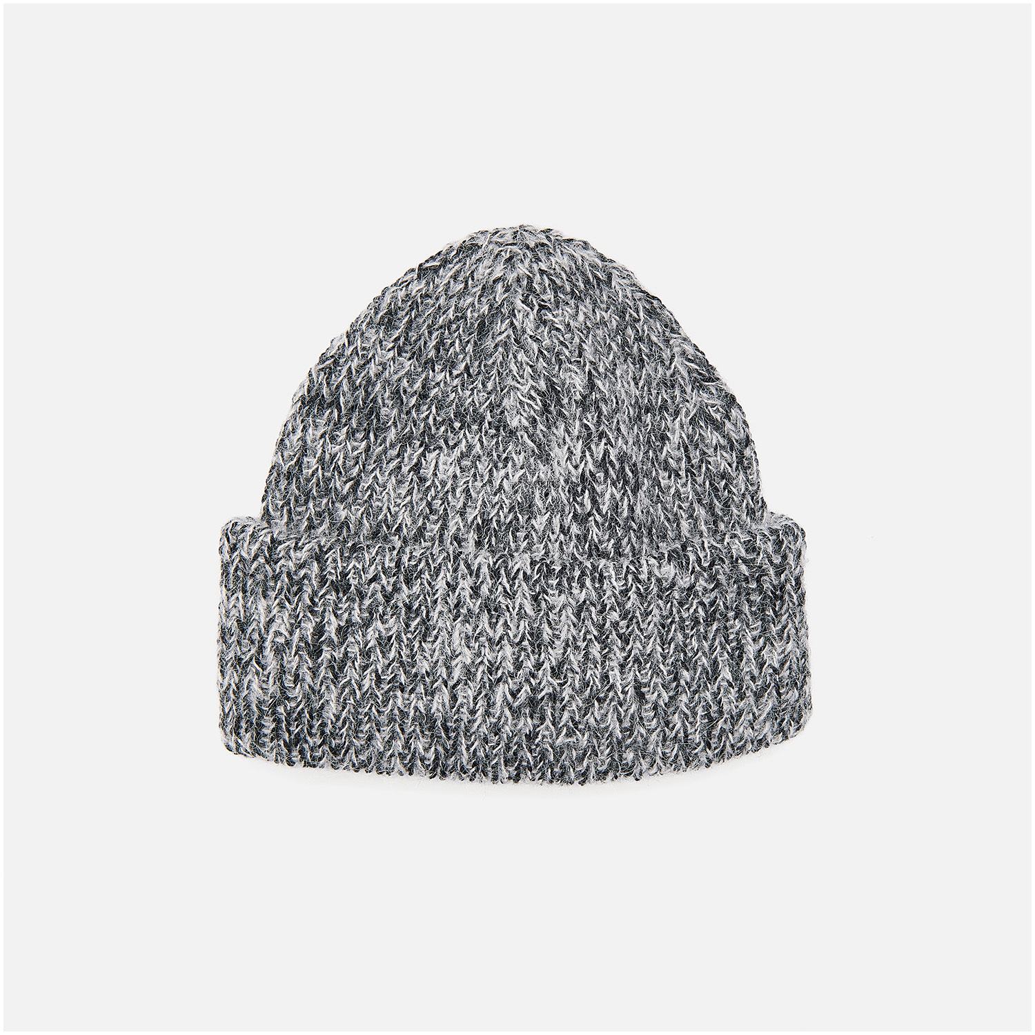 Graue Strickmütze aus dem Strickset Modell 08, präsentiert in der Vorderansicht. Teil der Kollektion "Top Down Knitting Special Nr. 2". Ideal für kalte Tage.