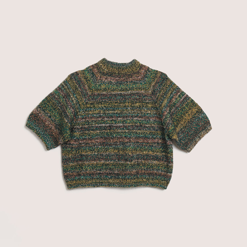 Gestrickter Pullover in Neongrün vor grauem Hintergrund