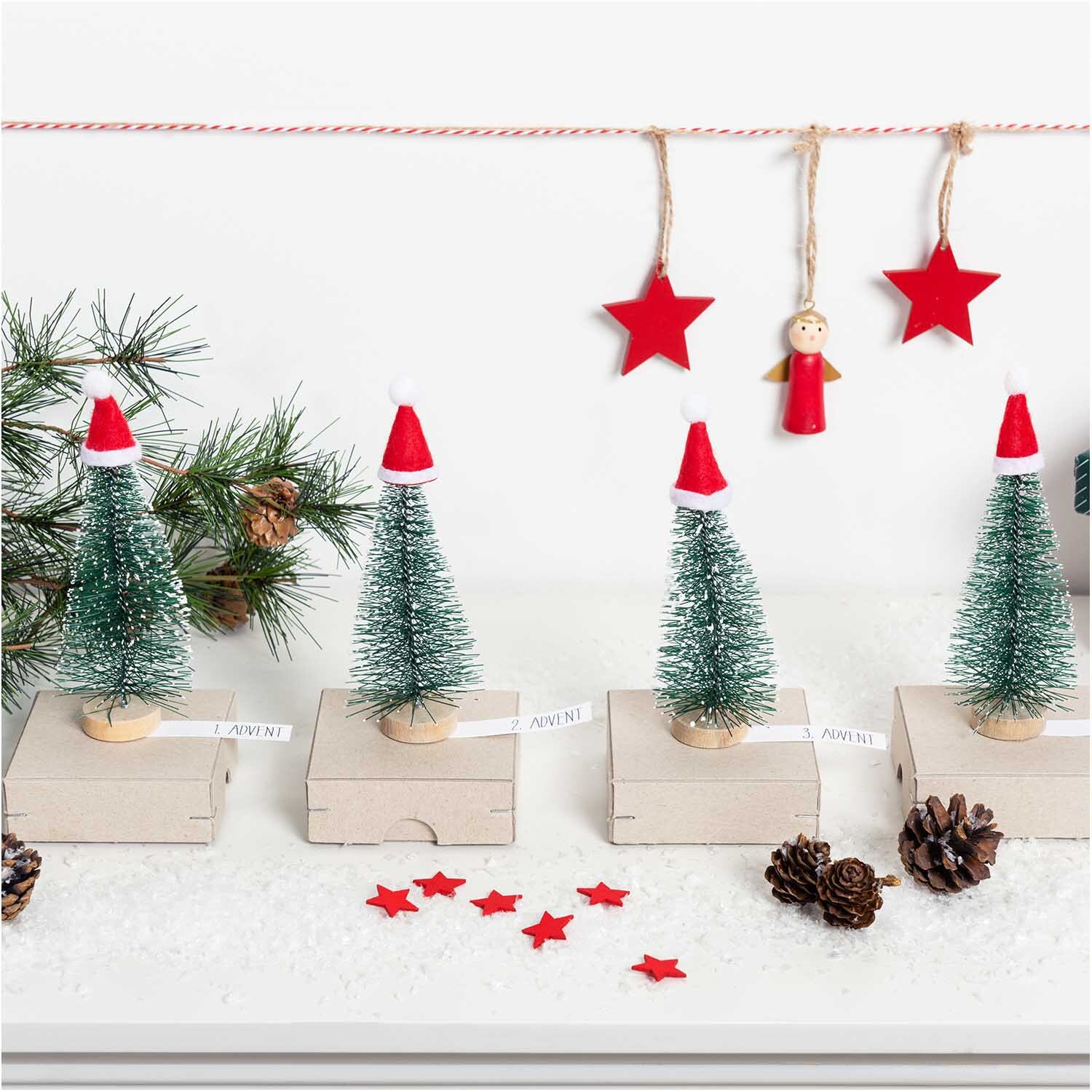 Holzhänger Stern Größe 10x10cm von Rico Design Holzhänger Stern von Rico Design: Weihnachtsdekoration mit roten Sternen und Tannenbäumen.