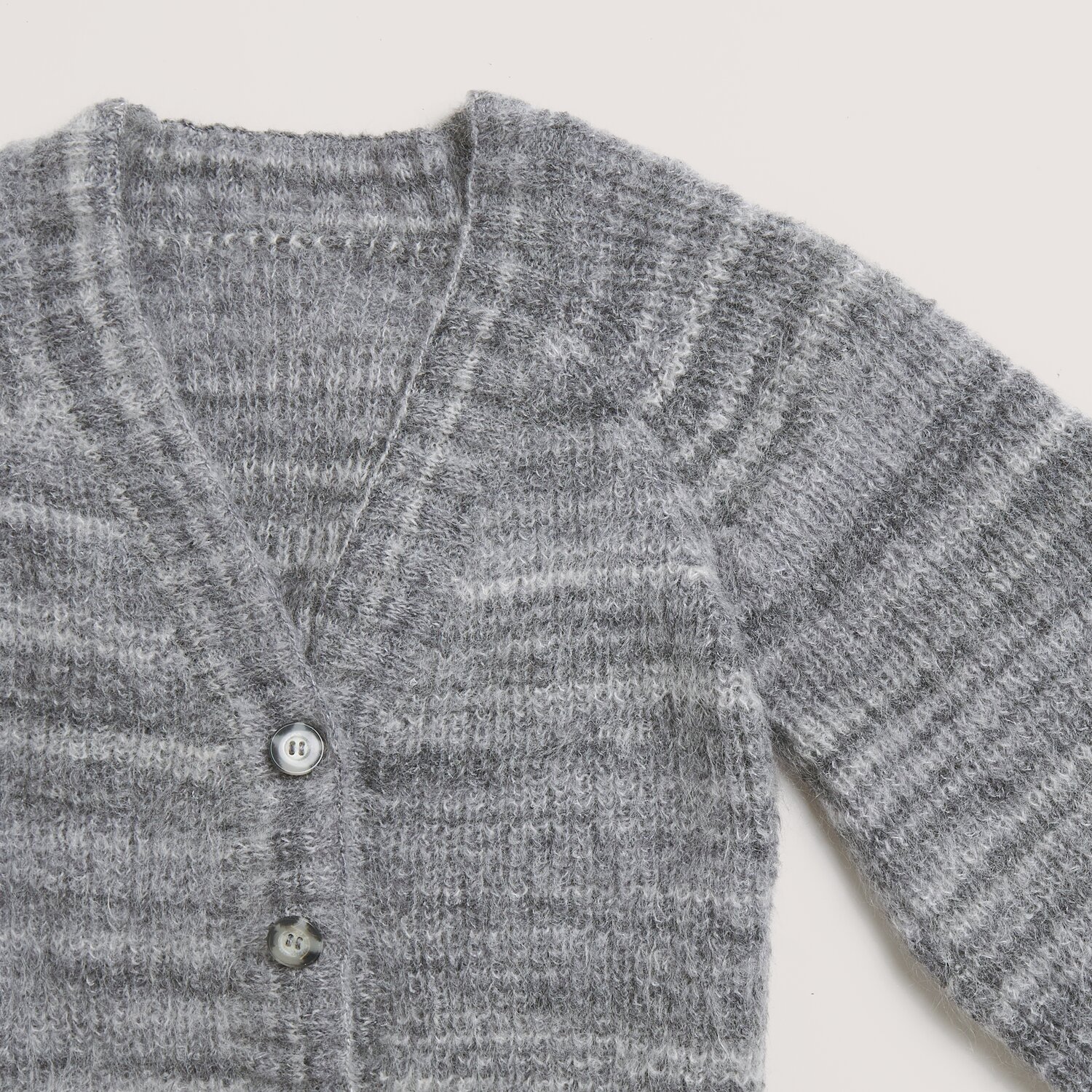 Die Neue Masche No. 12 Frühjahr-Sommer: Grauer Strickpullover aus Meri Mohair Print mit Knopfleiste.