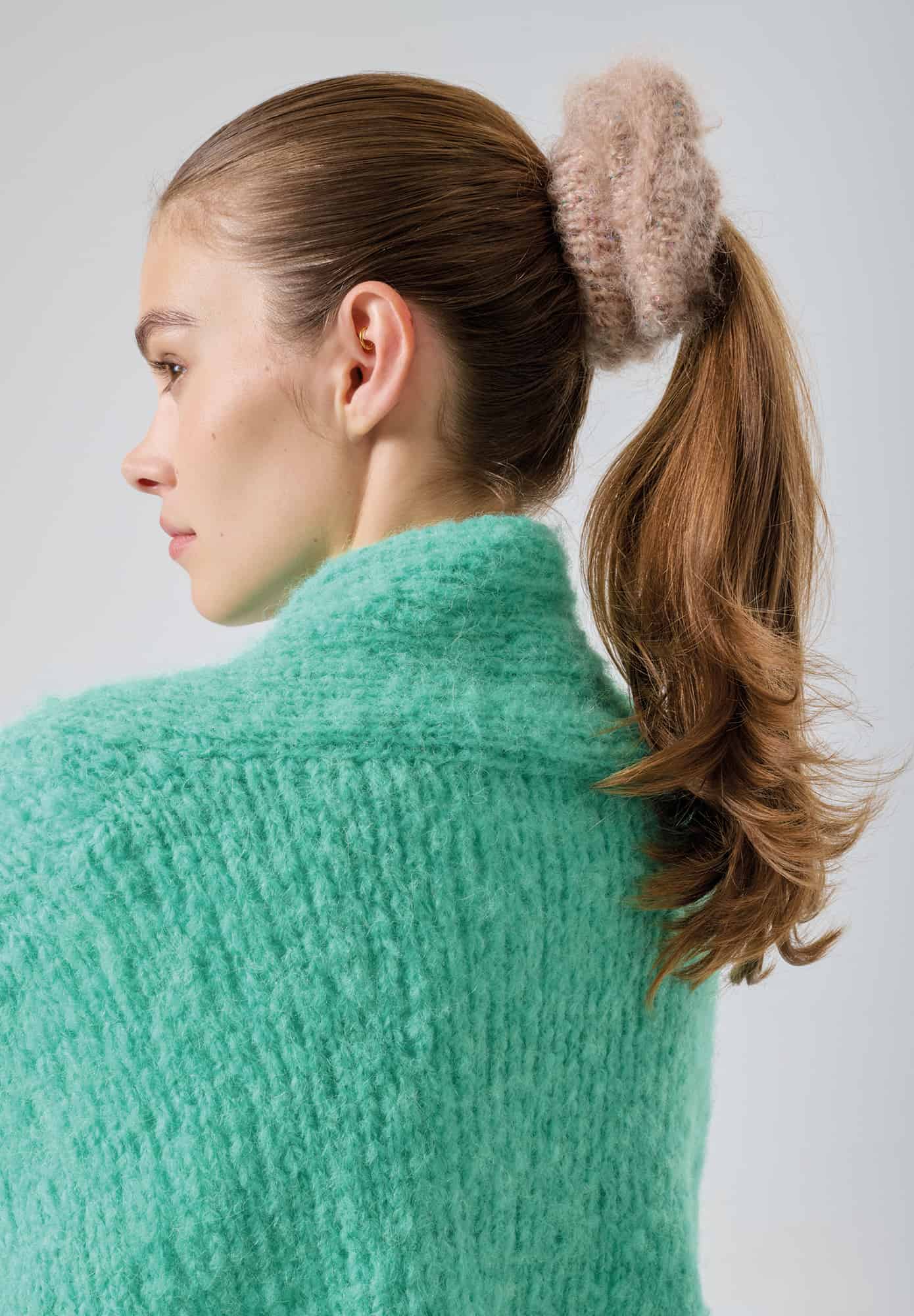 Frau trägt gestricktes Scrunchie in Nougat im Haar: Modell 18 aus Made by Me No. 21