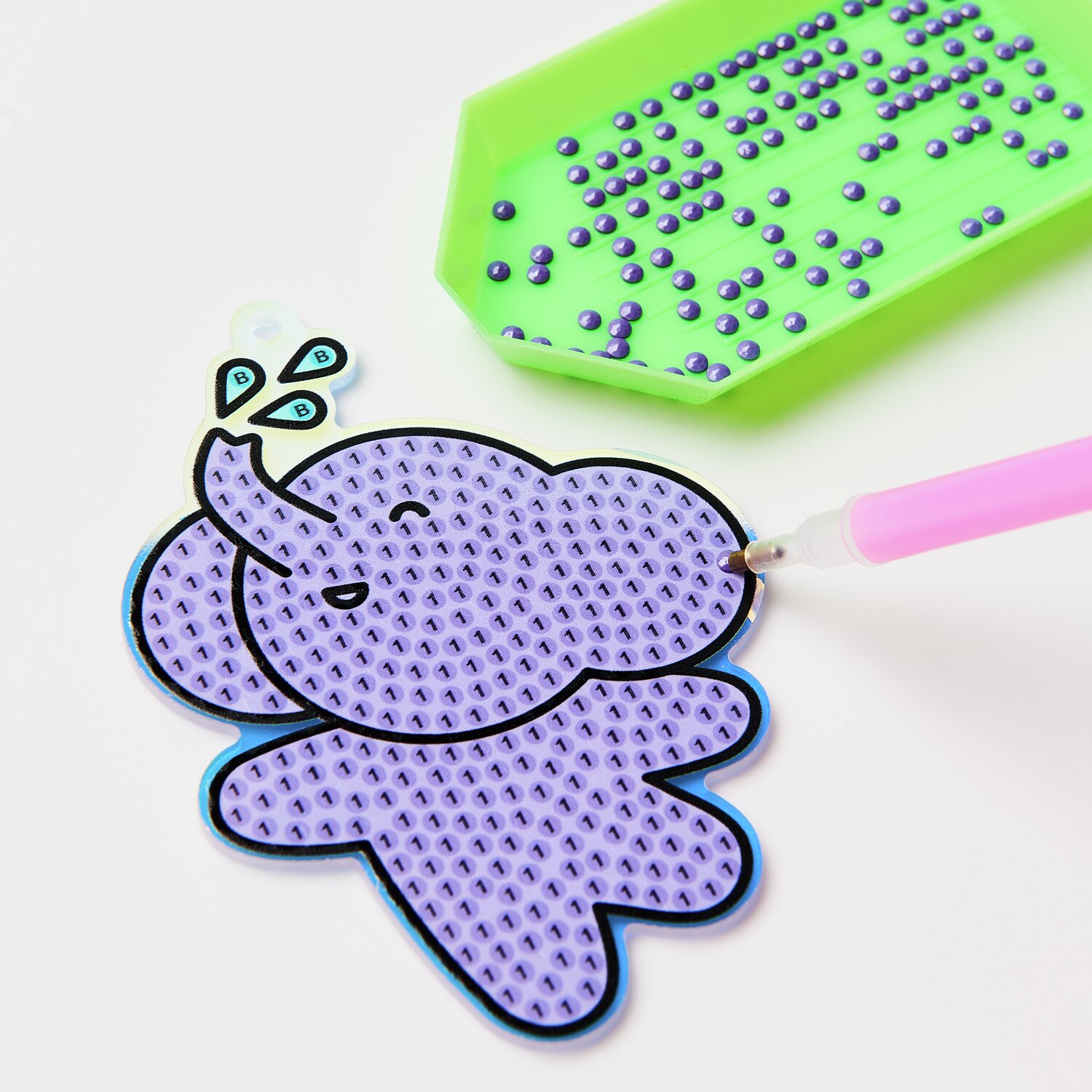 Diamond Painting Aufhänger Tiere: Lila Elefant mit grüner Schale und pinkem Stift, 29-teilig.