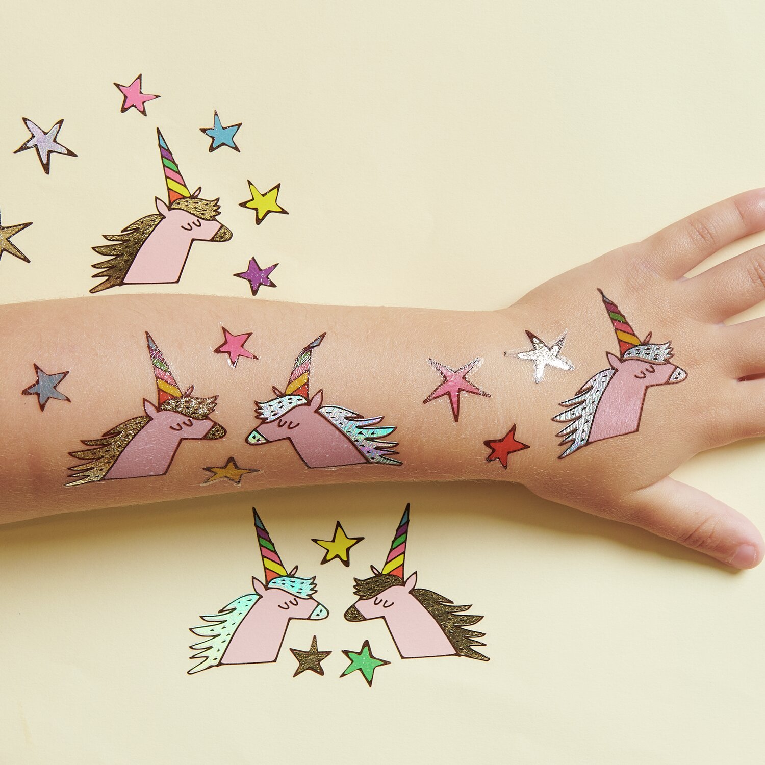 Tattoos Rainbow Unicorns: Bunte Einhorn-Tattoos und Sterne auf Kinderarm, 27-teilig von Rico Design.