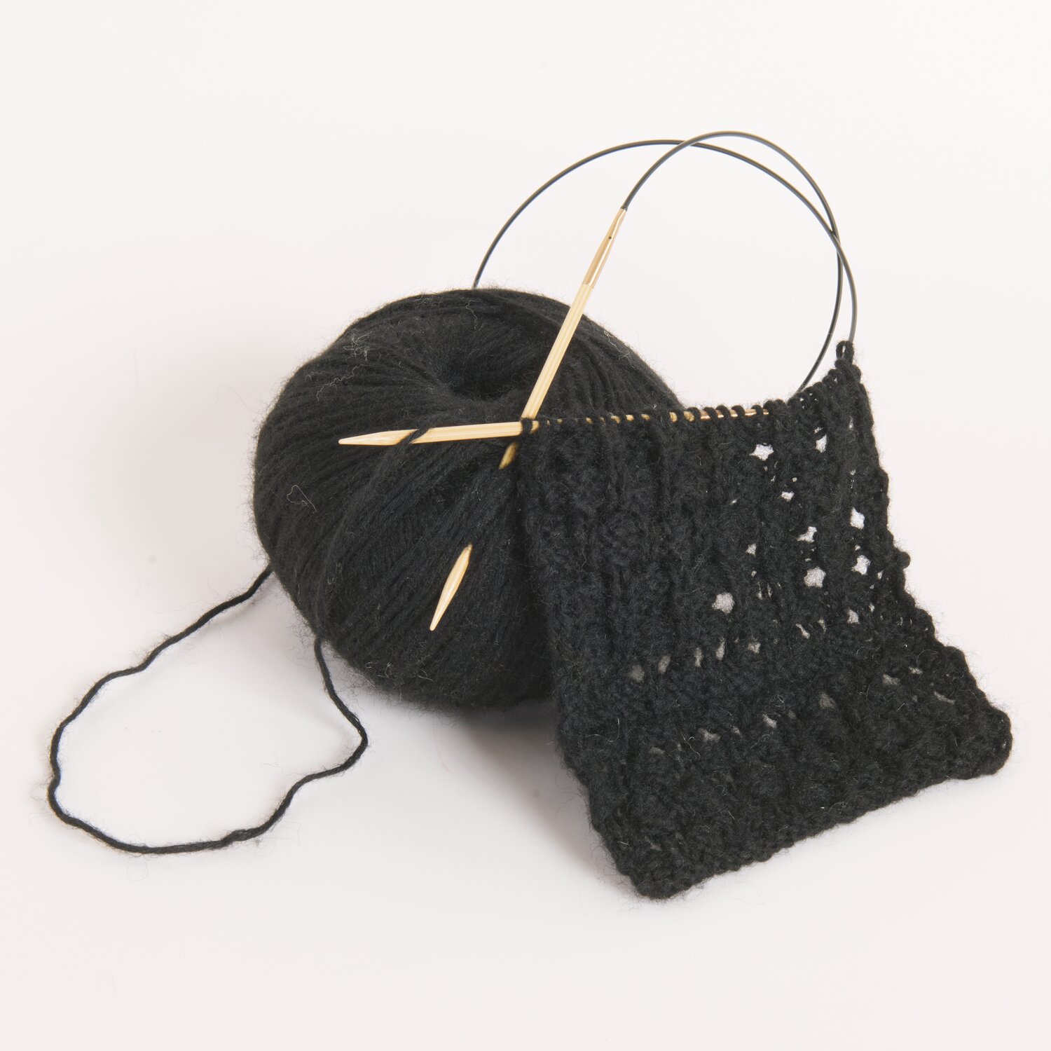 Made by Me No. 22 Frühjahr-Sommer: Schwarzes Strickgarn mit Stricknadeln, ideal für kreative Projekte.