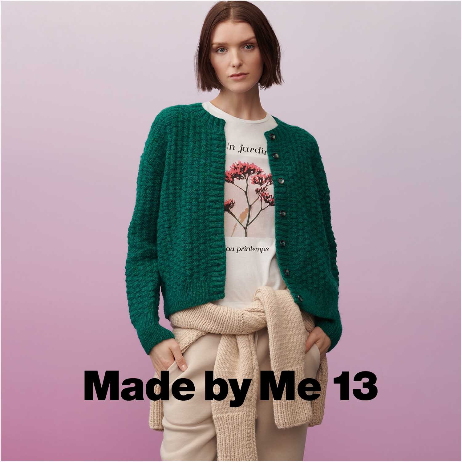 Luxury OMG: Frau trägt grünen Strickpullover von Rico Design, kombiniert mit beigem Schal.