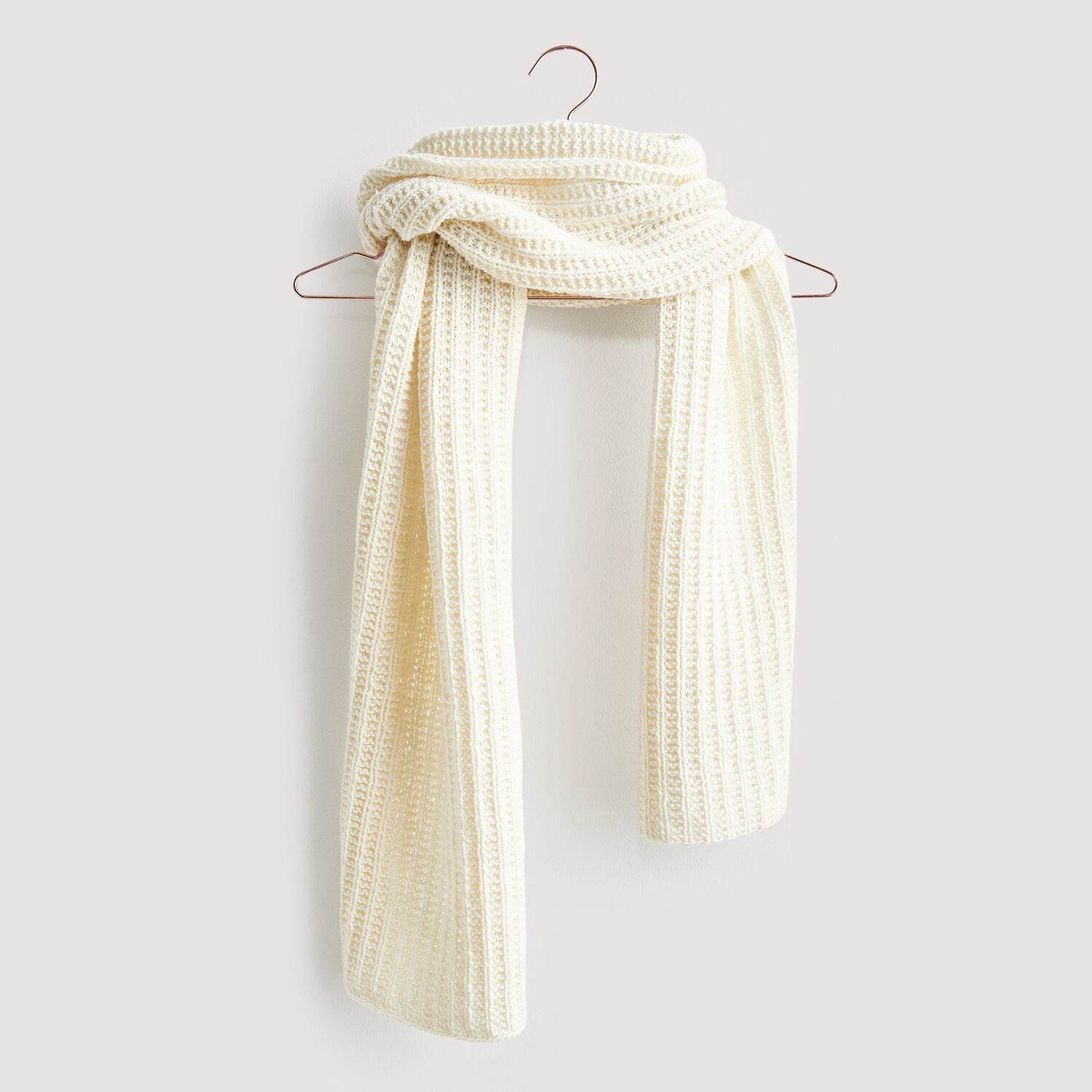 Luxury Knits - Premium Natural Fibres Sprachauswahl deutsch von Rico Design Strickset Schal Modell 07 aus Luxury Knits: Eleganter, cremefarbener Schal aus hochwertigen Naturfasern. Ideal für stilvolle Winteroutfits.