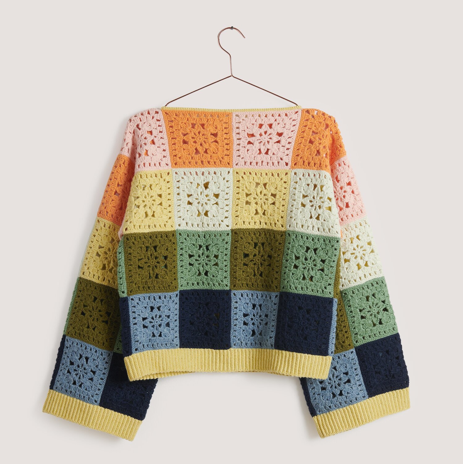 Häkelset Jacke Modell 01 A aus Die Neue Masche No. 15, bunte Patchwork-Jacke mit quadratischen Mustern in verschiedenen Farben.