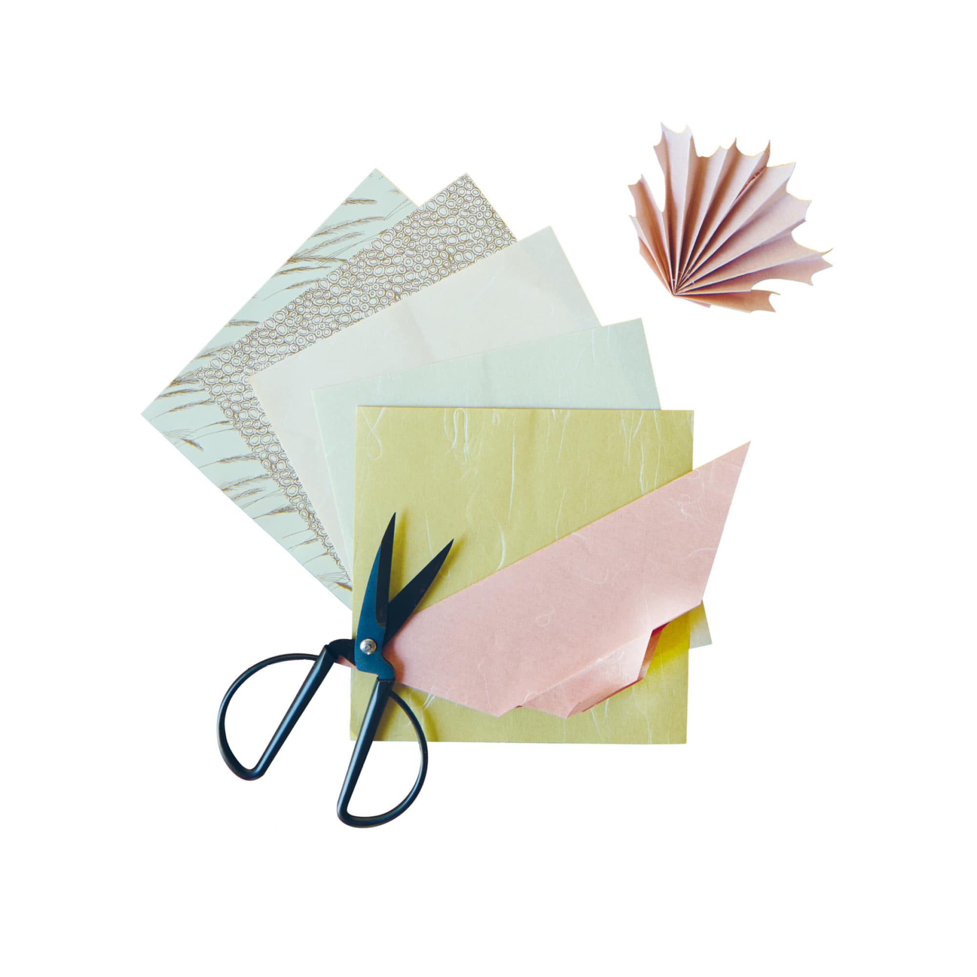 Origamipapier, Schere und gefaltetes Blatt liegen nebeneinander
