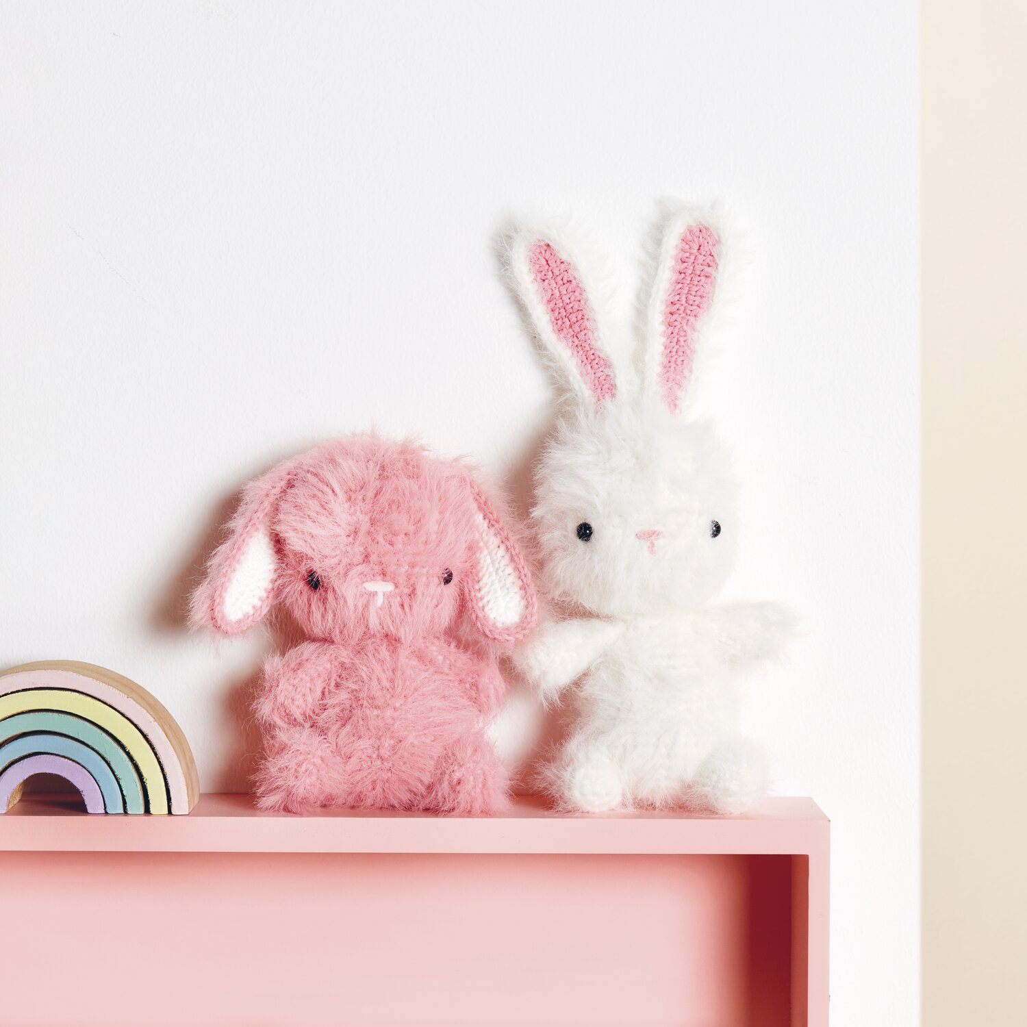 Ricorumi Furry Furry 25g 175m Farbe Gelb von Rico Design Ricorumi Furry Animals: Zwei flauschige Häkeltiere in Pink und Creme auf einem rosa Regal.