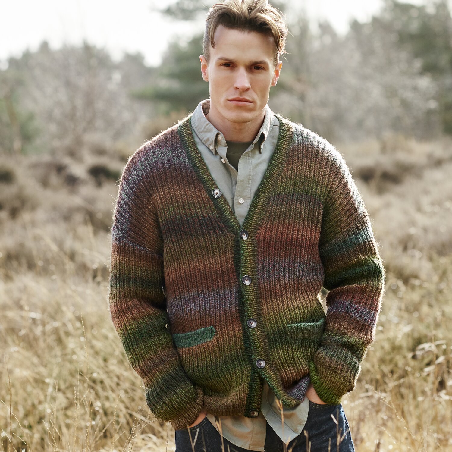 Strickset Jacke Herren Modell 13: Bunte Strickjacke aus Lovewool No. 21, getragen von einem Mann in natürlicher Umgebung.