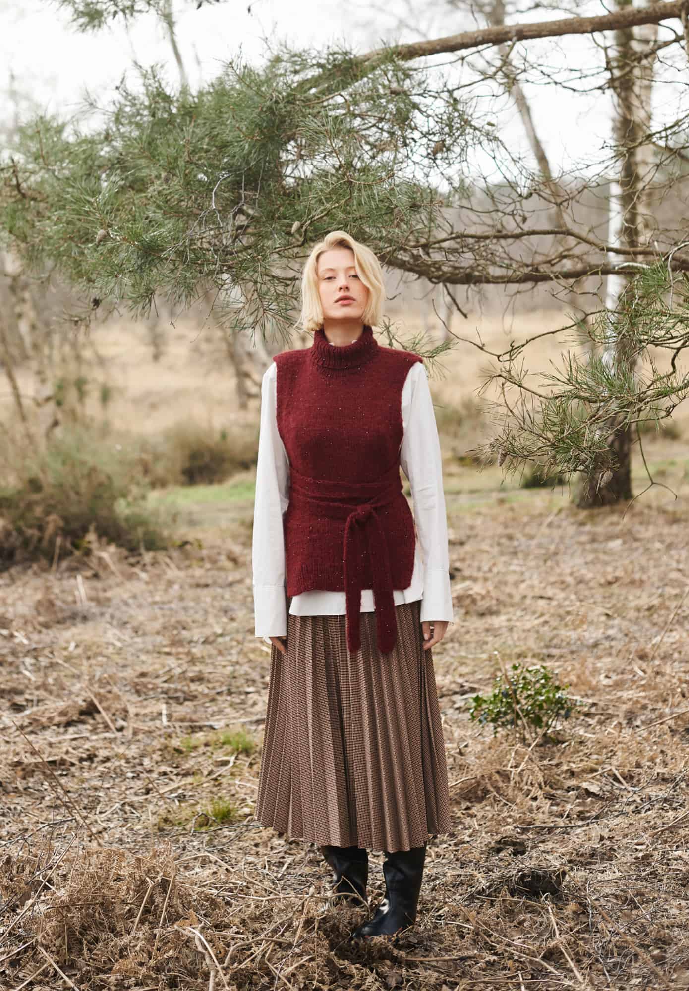 Frau trägt gestrickten Pullunder in Bordeaux: Modell 33 aus Lovewool No. 21