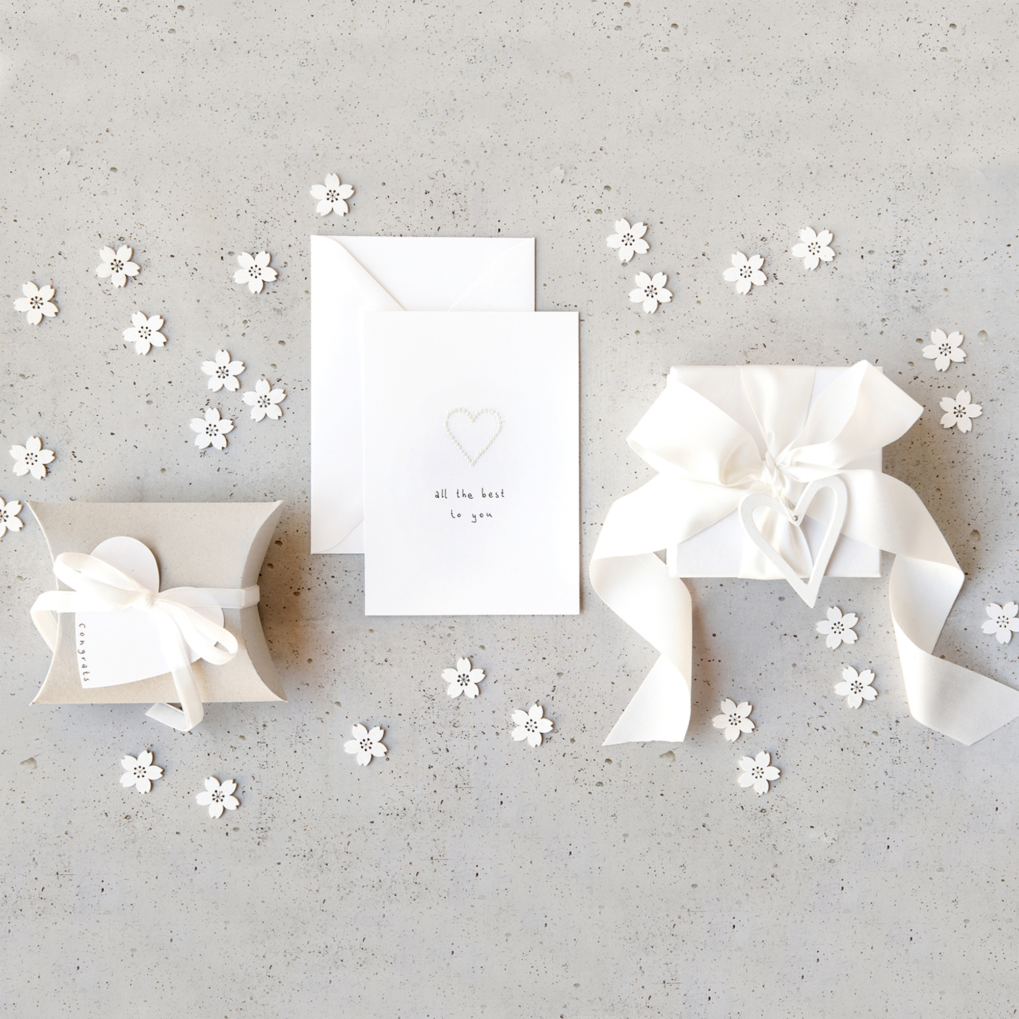 Hochzeitspapeterie und Geschenke in Weiß