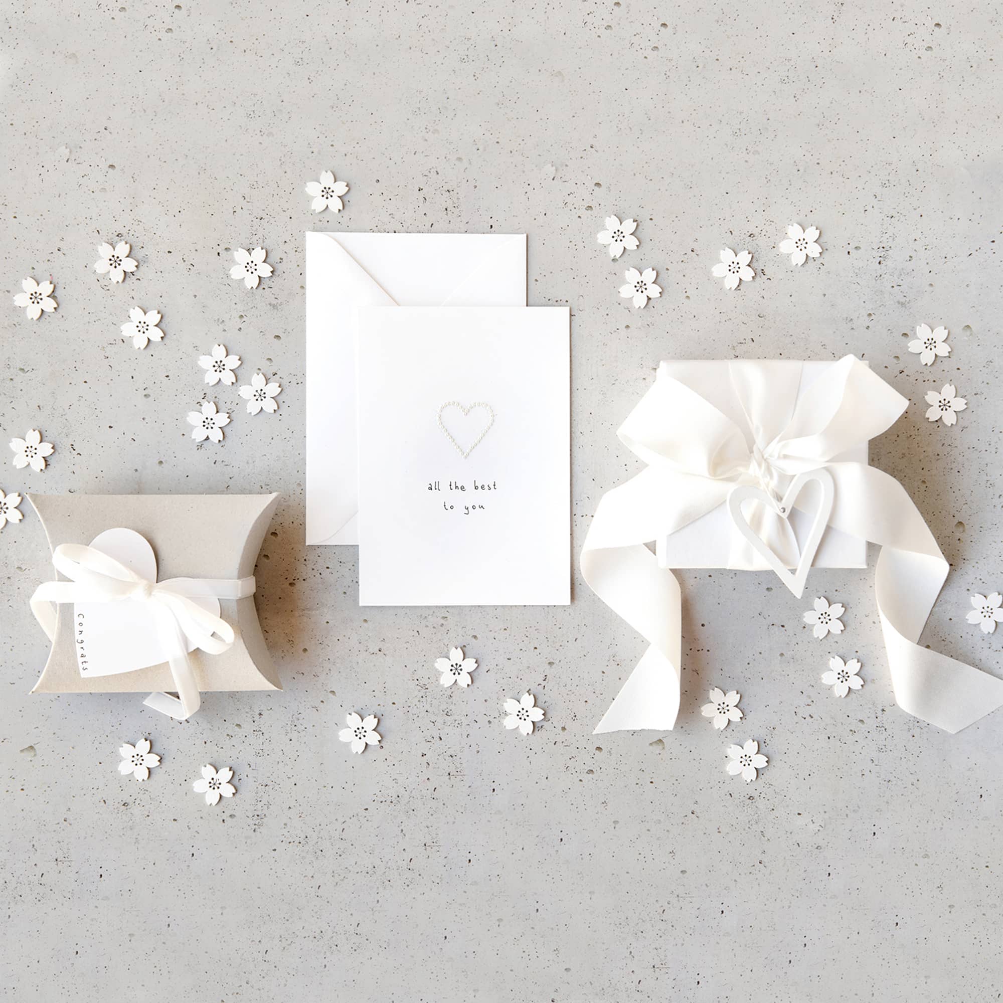 Hochzeitspapeterie und Geschenke in Weiß