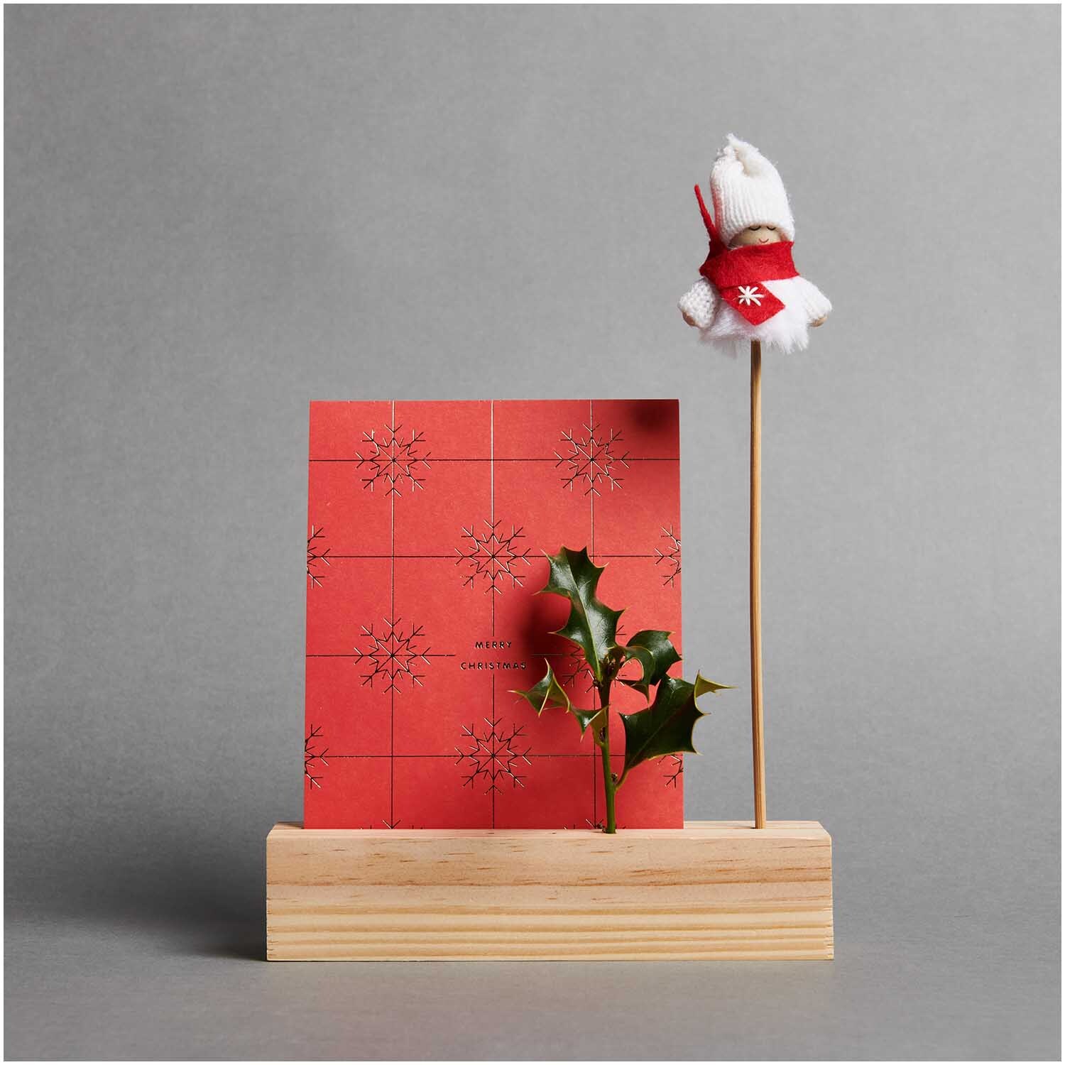 Deko-Stecker Wichtel mit Schal weiß-rot 5x3,5x26cm Deko-Stecker Wichtel mit Schal weiß-rot 5x3,5x26cm