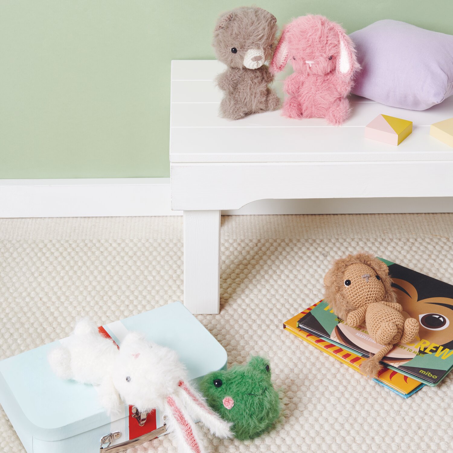 Creative Ricorumi dk 25g Farbe Tanne von Rico Design Ricorumi Furry Animals: Niedliche gehäkelte Tiere in Creme, Koralle und Karamell auf Teppich. Ideal für kreative Projekte.