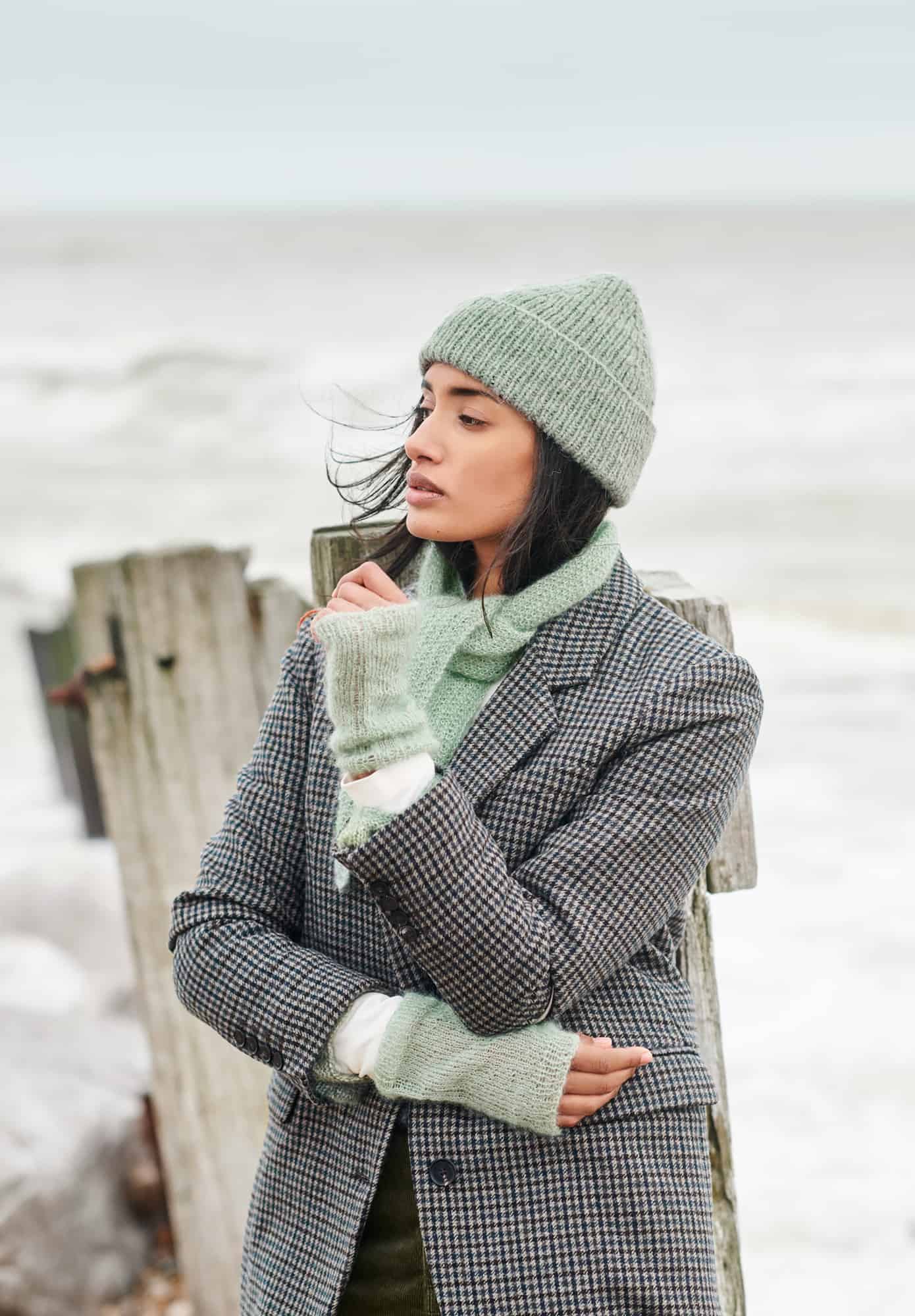 Frau trägt gestrickte Stulpen in Pastellgrün: Modell 02 aus Lovewool No. 21