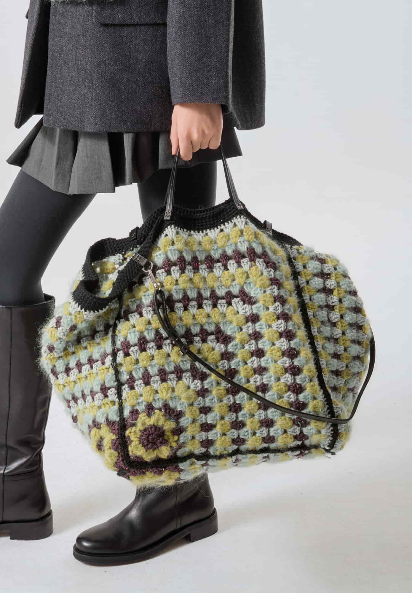 Gehäkelte Tasche aus Granny Squares in Blau, Grün und Braun wird gehalten: Modell 22 aus Made by Me No. 21
