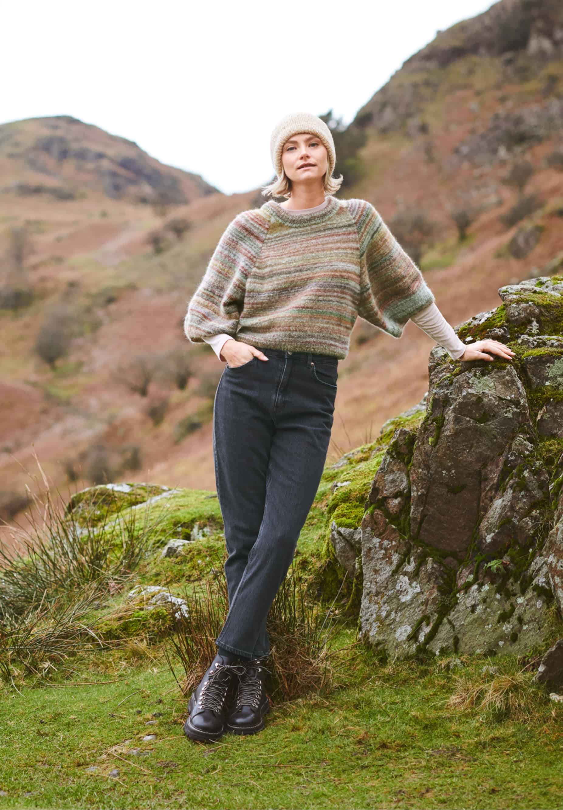 Frau trägt gestricktes Shirt in Naturfarben: Modell 04 aus Lovewool No. 23