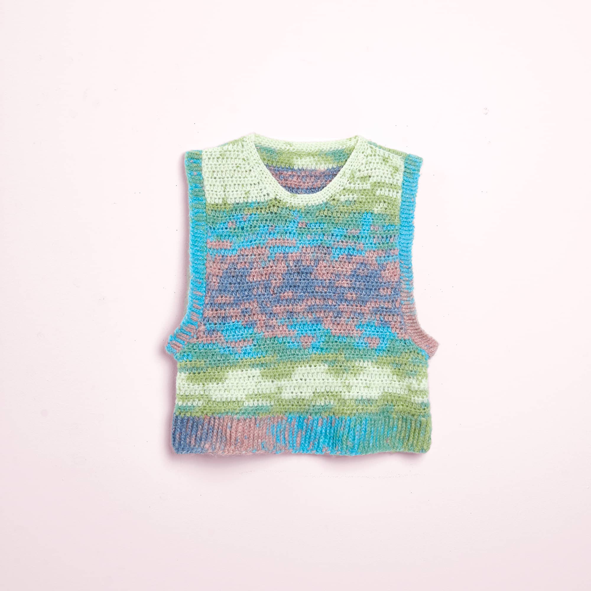 Gehäkeltes Top in grün, blau und rosa Tönen