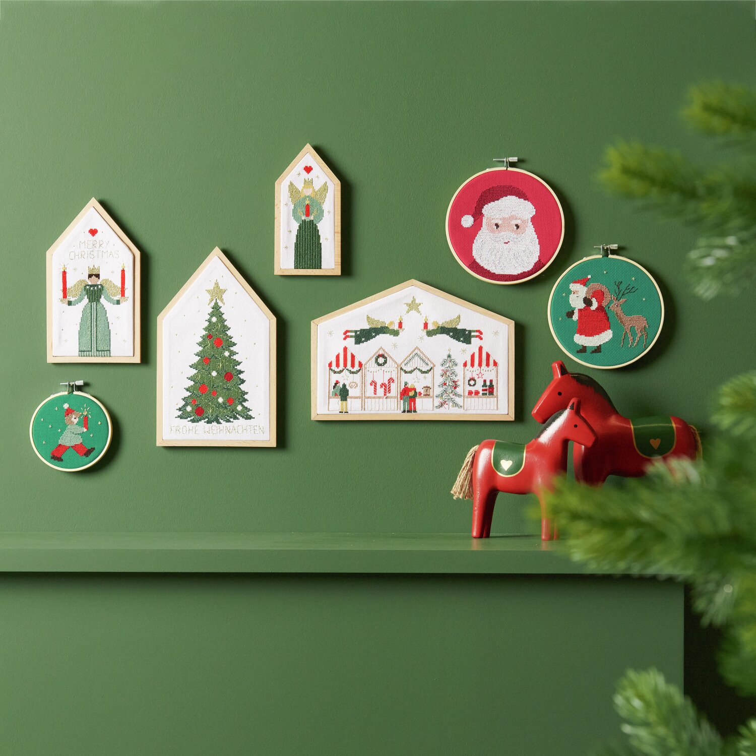 Stickpackung Santa und Reh Ø15cm von Rico Design Stickpackung Santa und Reh: Wanddekoration mit weihnachtlichen Motiven, darunter Santa und ein Reh, auf grünem Hintergrund. Ø15cm, von Rico Design.