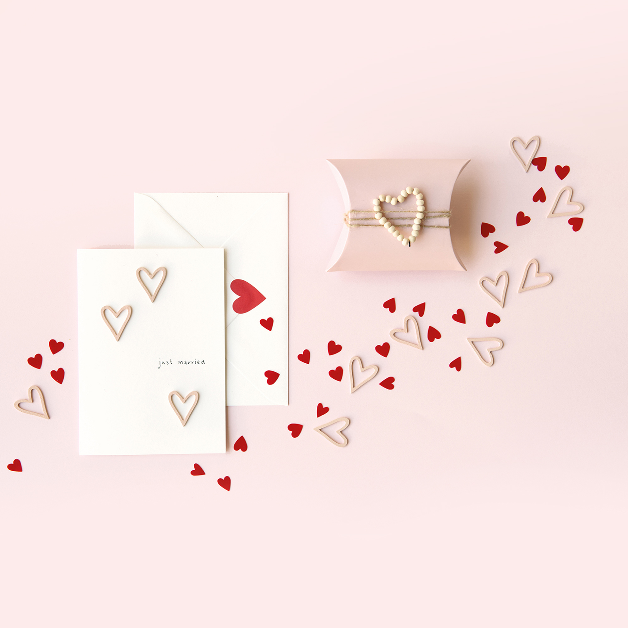 Romantische Kartengestaltung und Geschenkschachteln mit Herzen