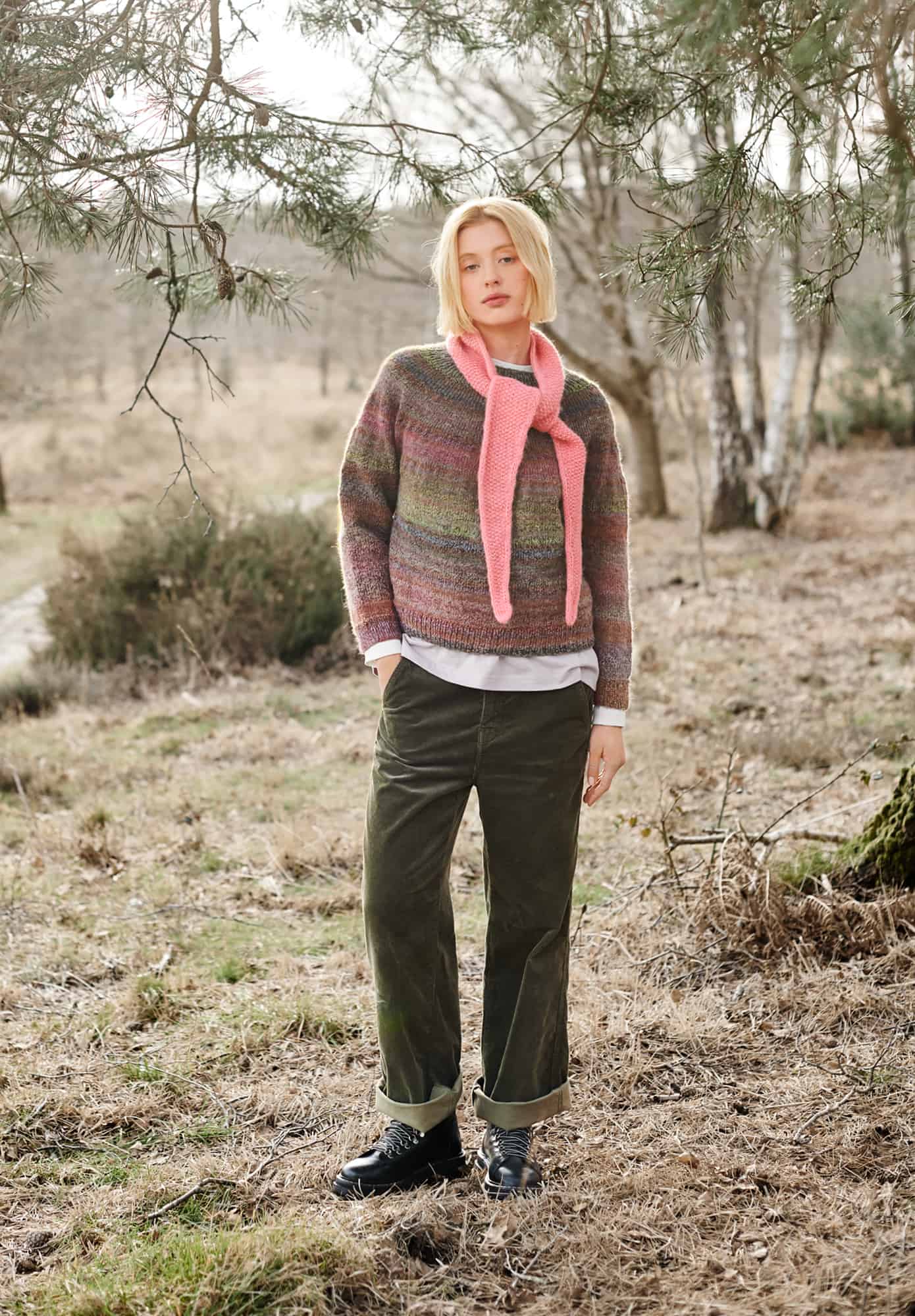Frau trägt gestrickten Pullover in Erdtönen: Modell 35 aus Lovewool No. 21