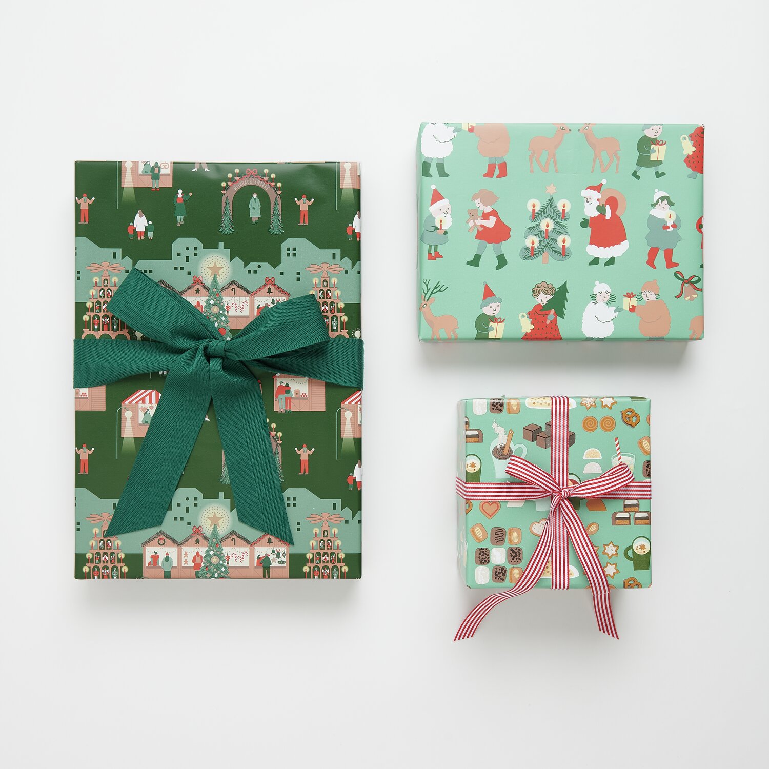 Paper Poetry Geschenkpapier Weihnachtsgebäck 200x70cm 80g/m² von Rico Design Paper Poetry Geschenkpapier Weihnachtsmarkt Mix: Drei Geschenke mit festlichen Motiven, verziert mit grünen und rot-weißen Bändern.