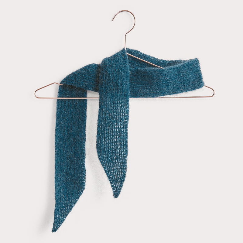 Gestricktes Tuch in Blau: Modell 08 aus dem Heft Luxury Knits Premium Natural Fibres