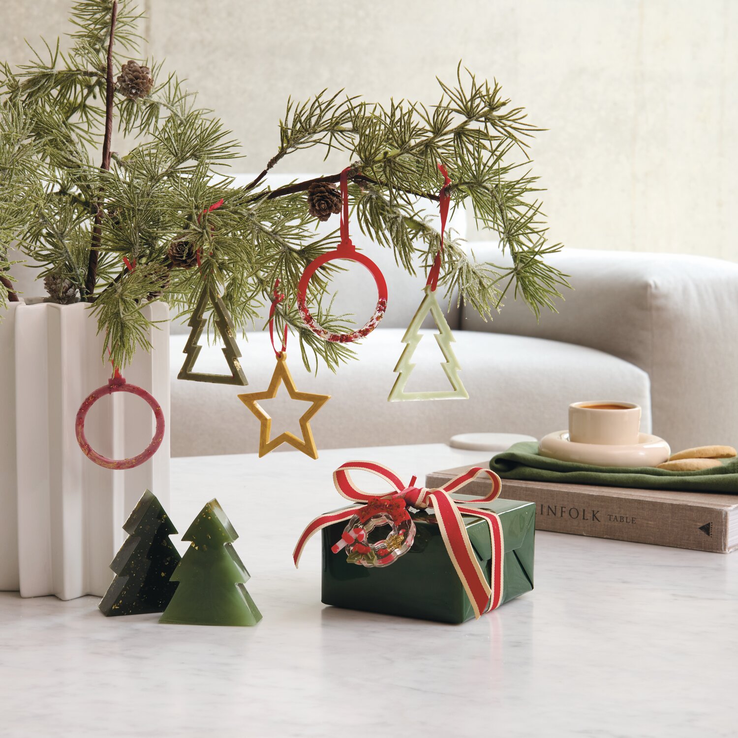 Silikon Gießform Mini-Weihnachtskranz 1 Stück von Rico Design Silikon Gießform Tannenbaum: Festliche Dekoration mit grünen Tannenbäumen und bunten Anhängern.