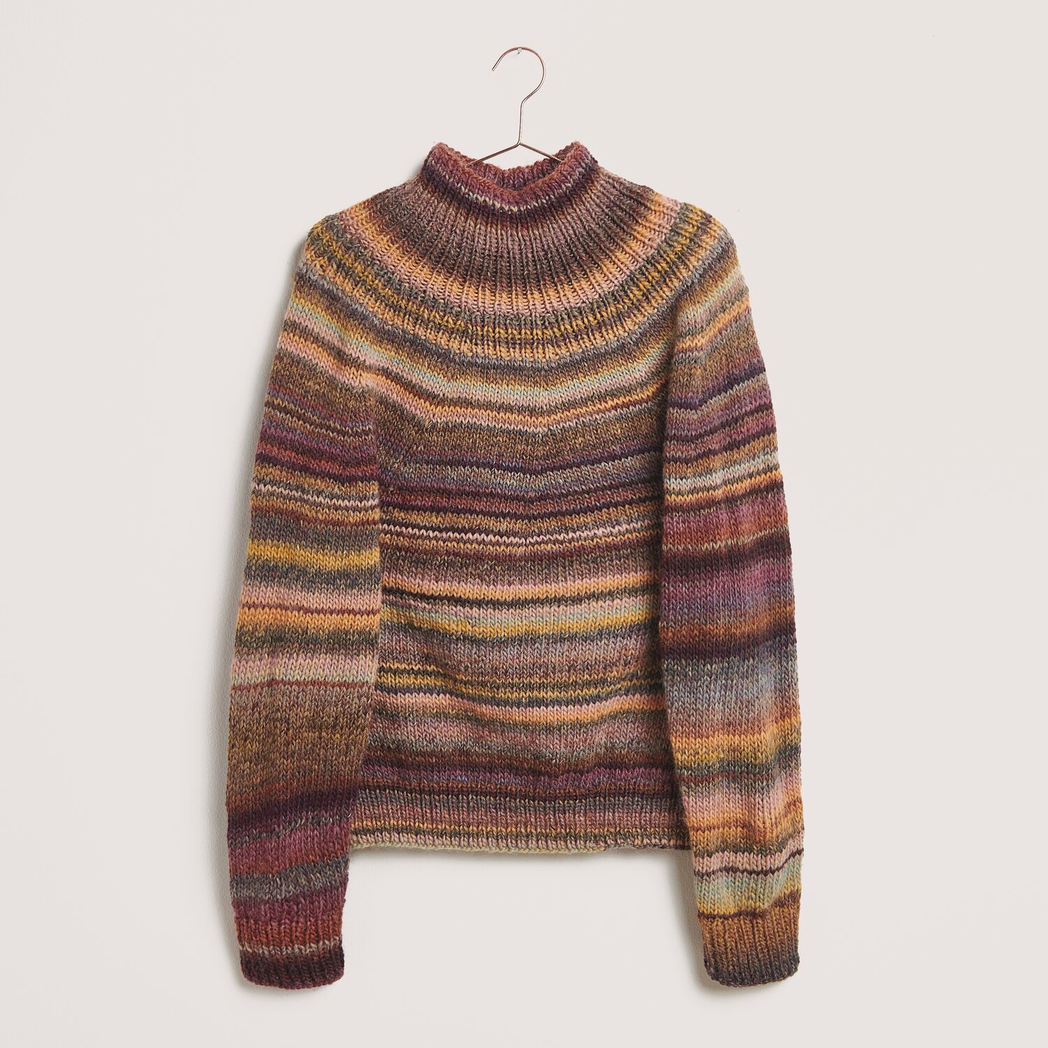 Made by Me No. 21 Herbst-Winter Sprachauswahl deutsch von Rico Design Strickset Pullover Modell 26 aus Made by Me No. 21, Herbst-Winter, in bunten Streifen.