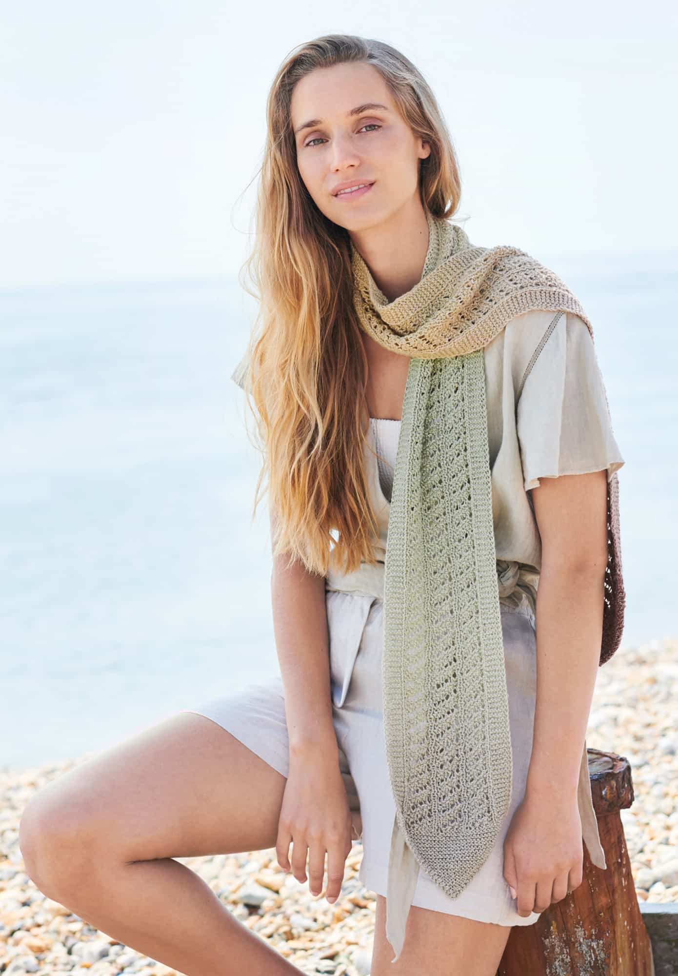 Frau trägt gestricktes Tuch in Gelb und Lilatönen: Modell 09 aus Lovewool No. 22