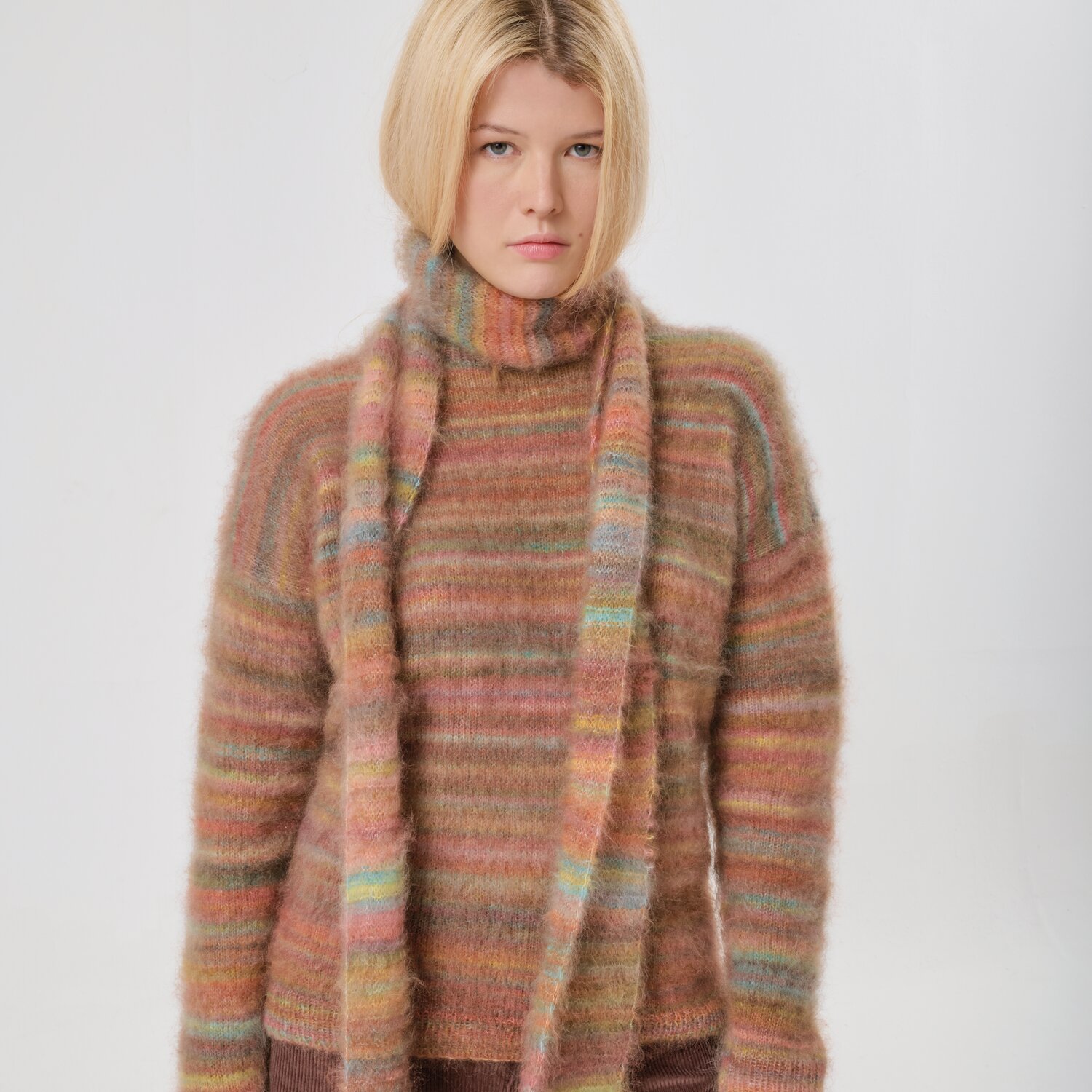 Strickset Pullover Modell 31 aus Made by Me No. 21 von Rico Design Stickset Schal Modell 30 aus Made by Me No. 21. Bunter Schal und Pullover in Streifenoptik.
