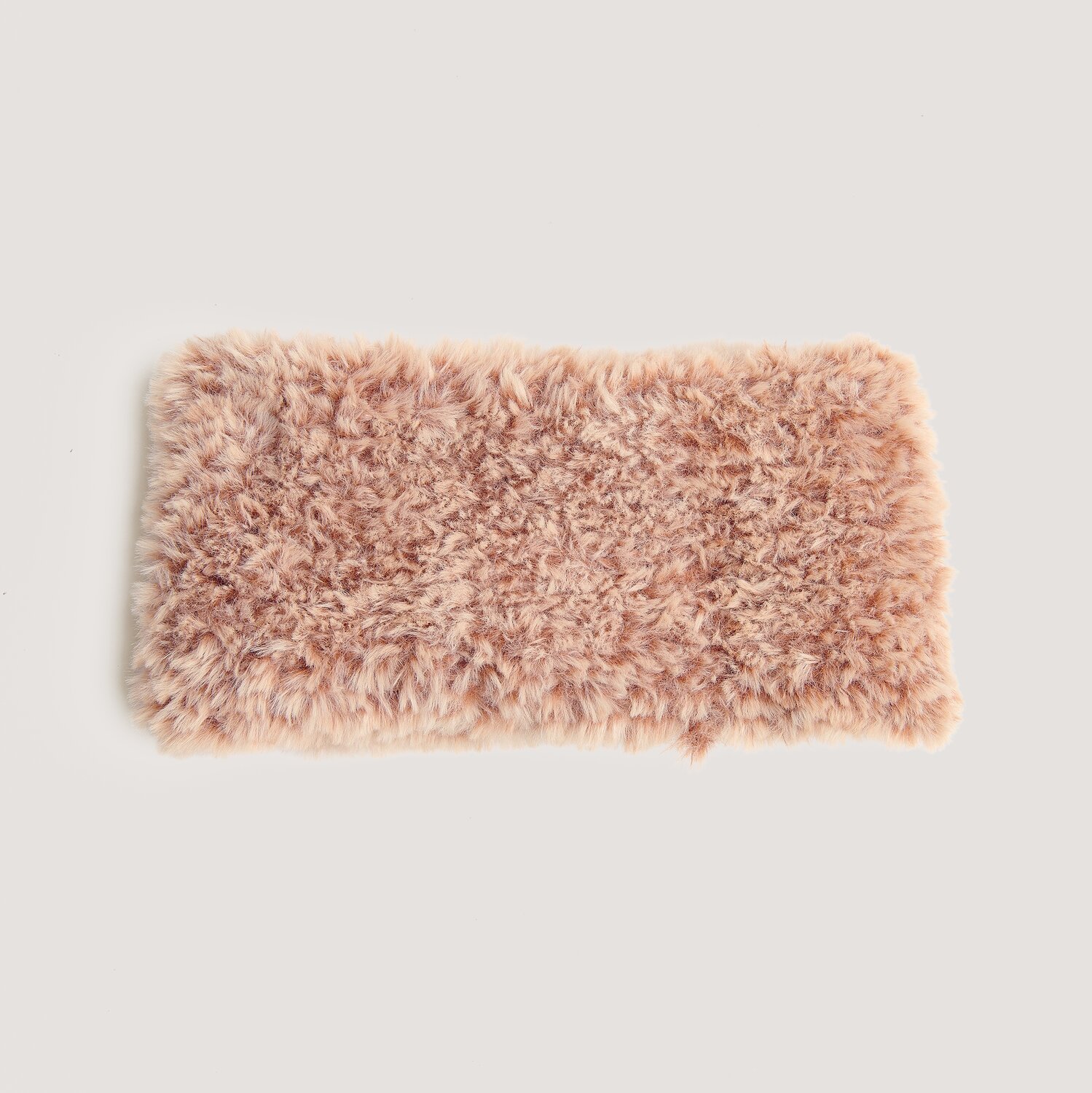 Creative Petit Lapin Super Chunky, flauschiges Kunstfellgarn, Rico Design, 100g 60m, rechteckiges Garnstück in hellem Nougatton auf neutralem Hintergrund
