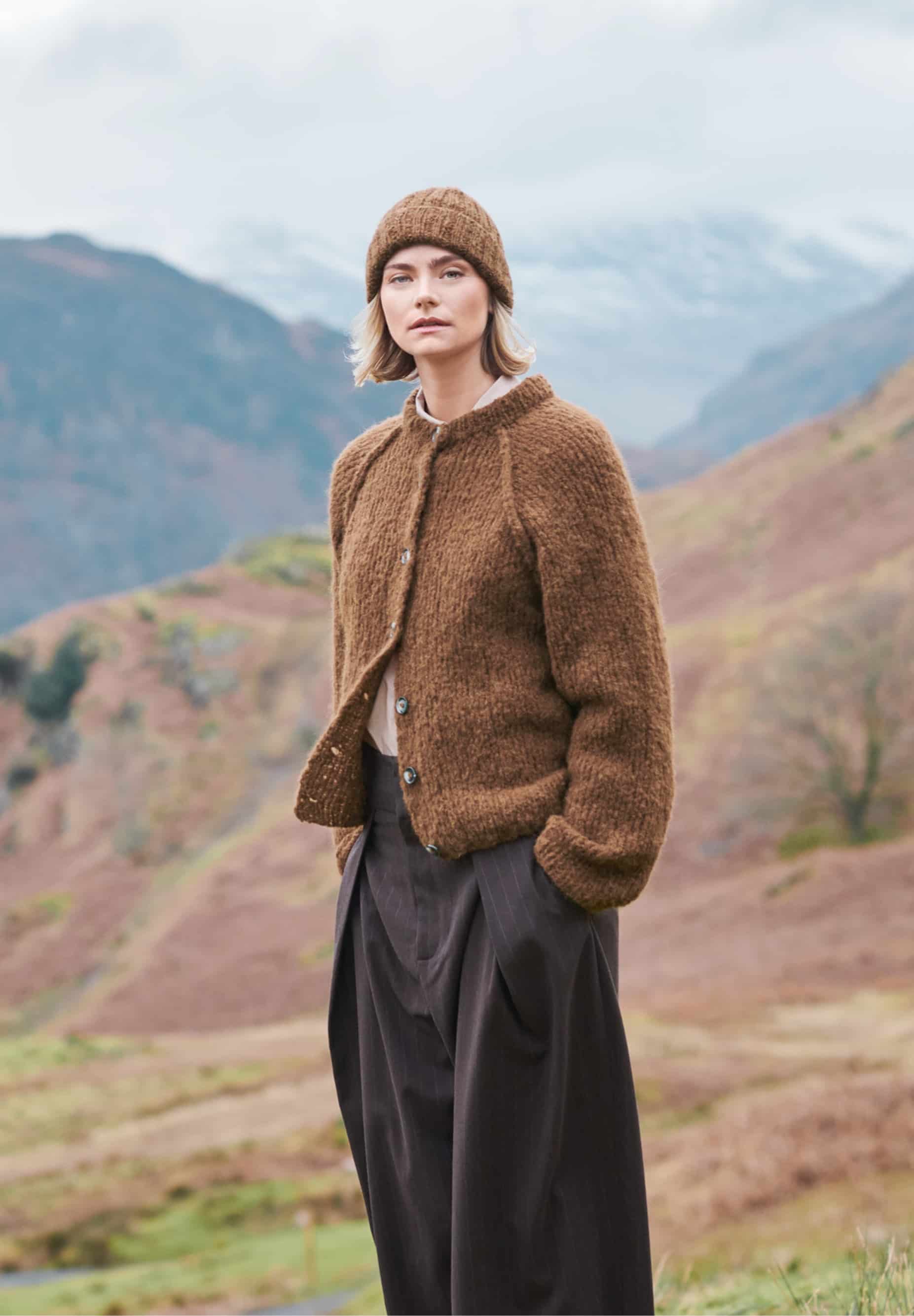 Frau trägt gestrickte Jacke in Braun: Modell 34 aus Lovewool No. 23
