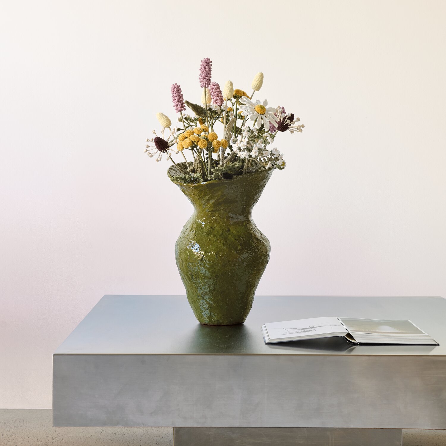 Ricorumi In the Meadow Creative Ricorumi dk, 25g, von Rico Design, gehäkelter bunter Wiesenblumenstrauß in organischer Vase als dekoratives Wohnaccessoire