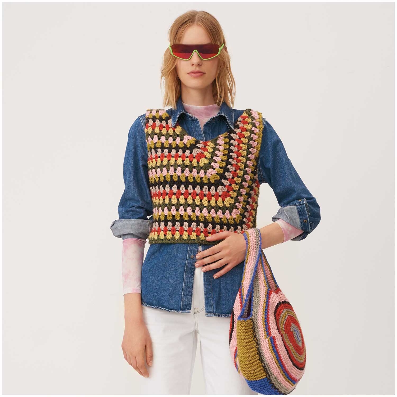 Creative So Cool + So Soft Cotton chunky: Frau in modischem Outfit mit gehäkeltem Oberteil und Tasche.
