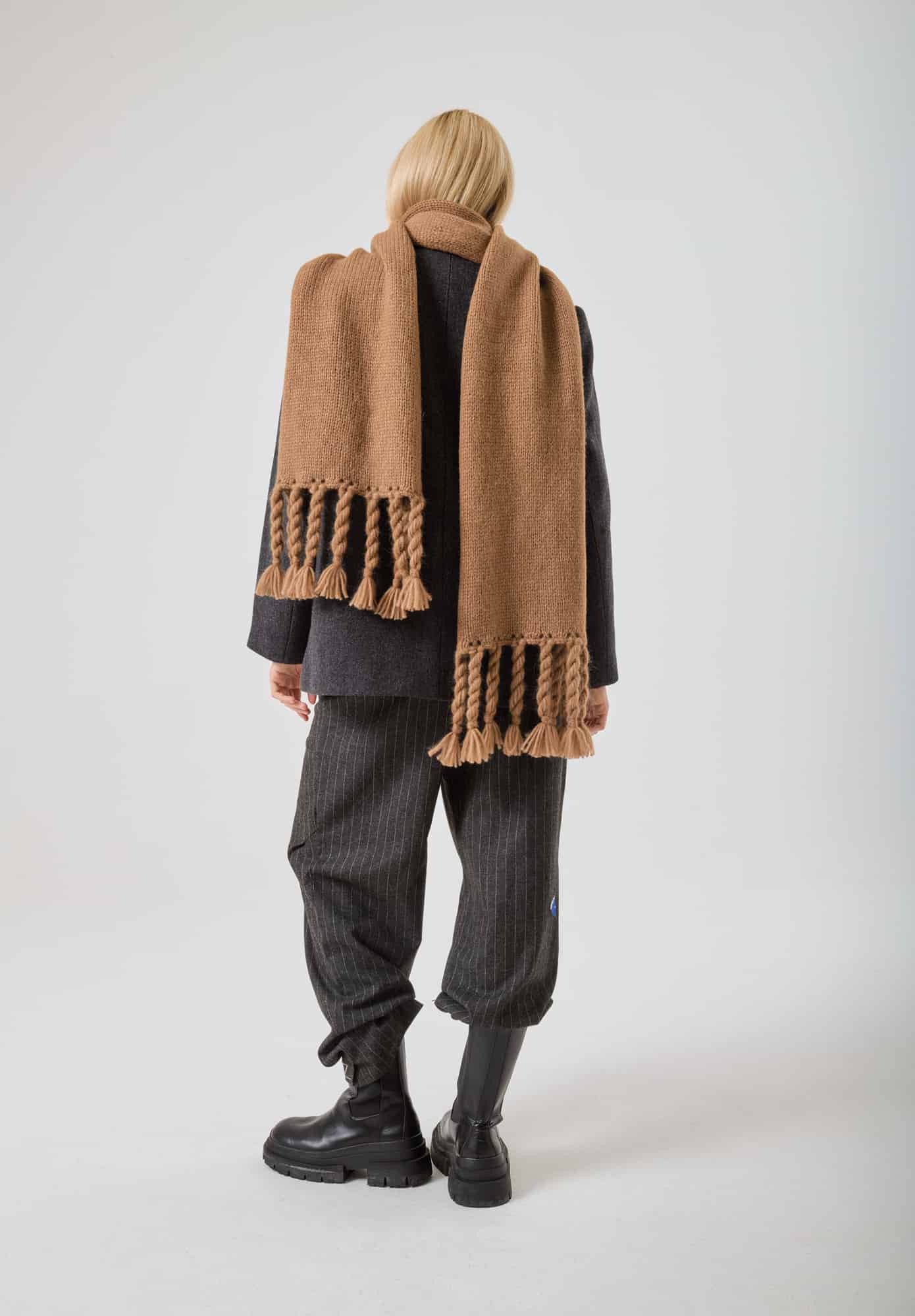 Frau trägt gestrickten Schal in Zimt: Modell 14 aus Made by Me No. 21