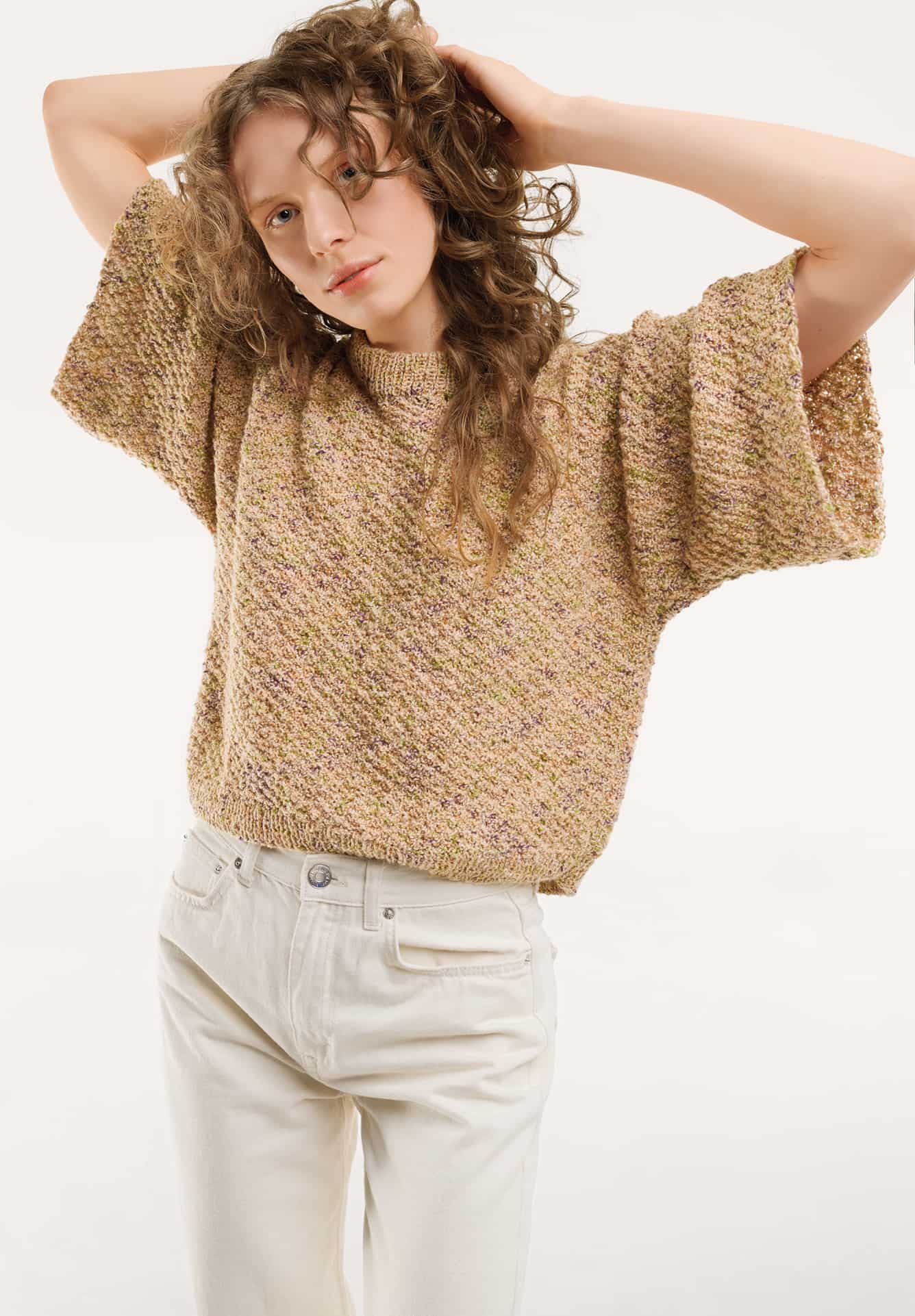 Frau trägt gestricktes Shirt in Pfirsich: Modell 07 aus Made by Me No. 22