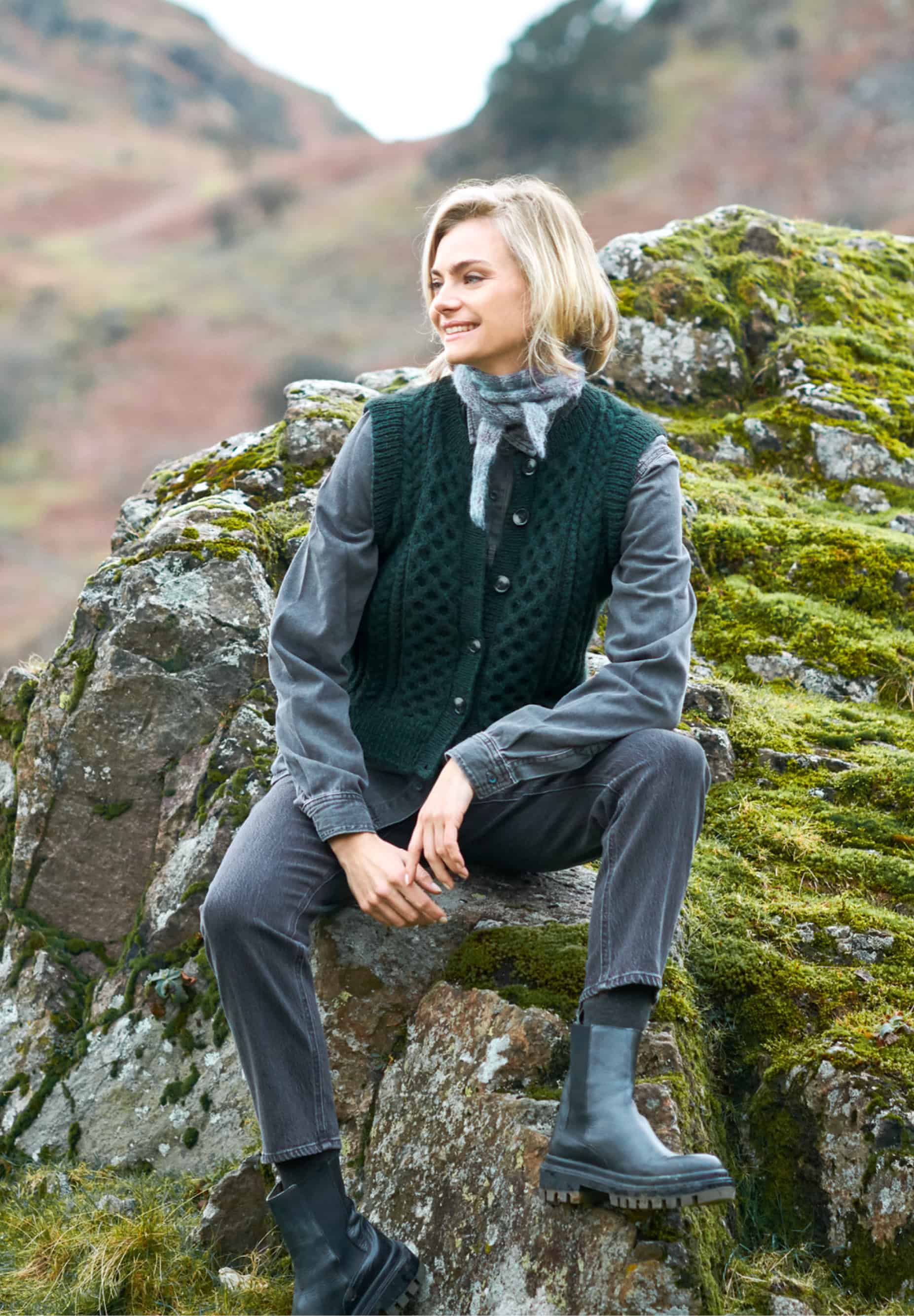 Frau trägt gestrickte Weste in Dunkelgrün: Modell 13 aus Lovewool No. 23