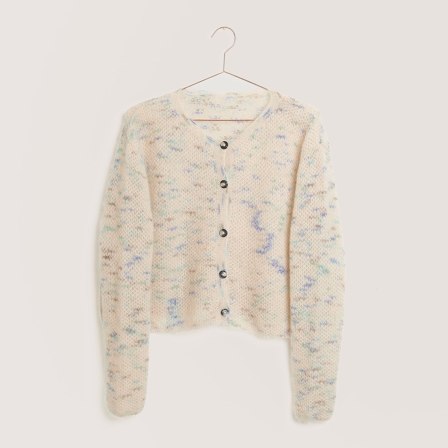 Essentials Super Kid Mohair Loves Silk Cute Confetti 25g 190m Farbe Winter von Rico Design Strickset Jacke Modell 30 aus Made by Me Nr. 18, beige mit bunten Akzenten, auf Bügel.