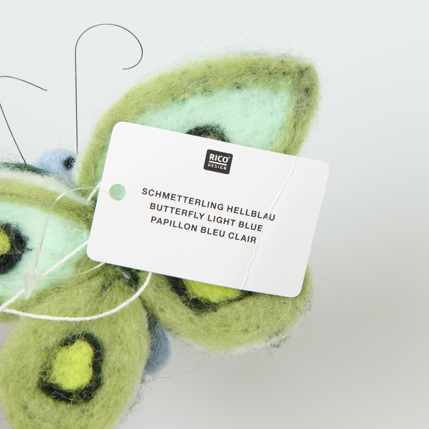 Aufhänger Filz-Schmetterling: Hellblauer Filz-Schmetterling von Rico Design, 10x10,5x7cm, ideal für Dekorationen.
