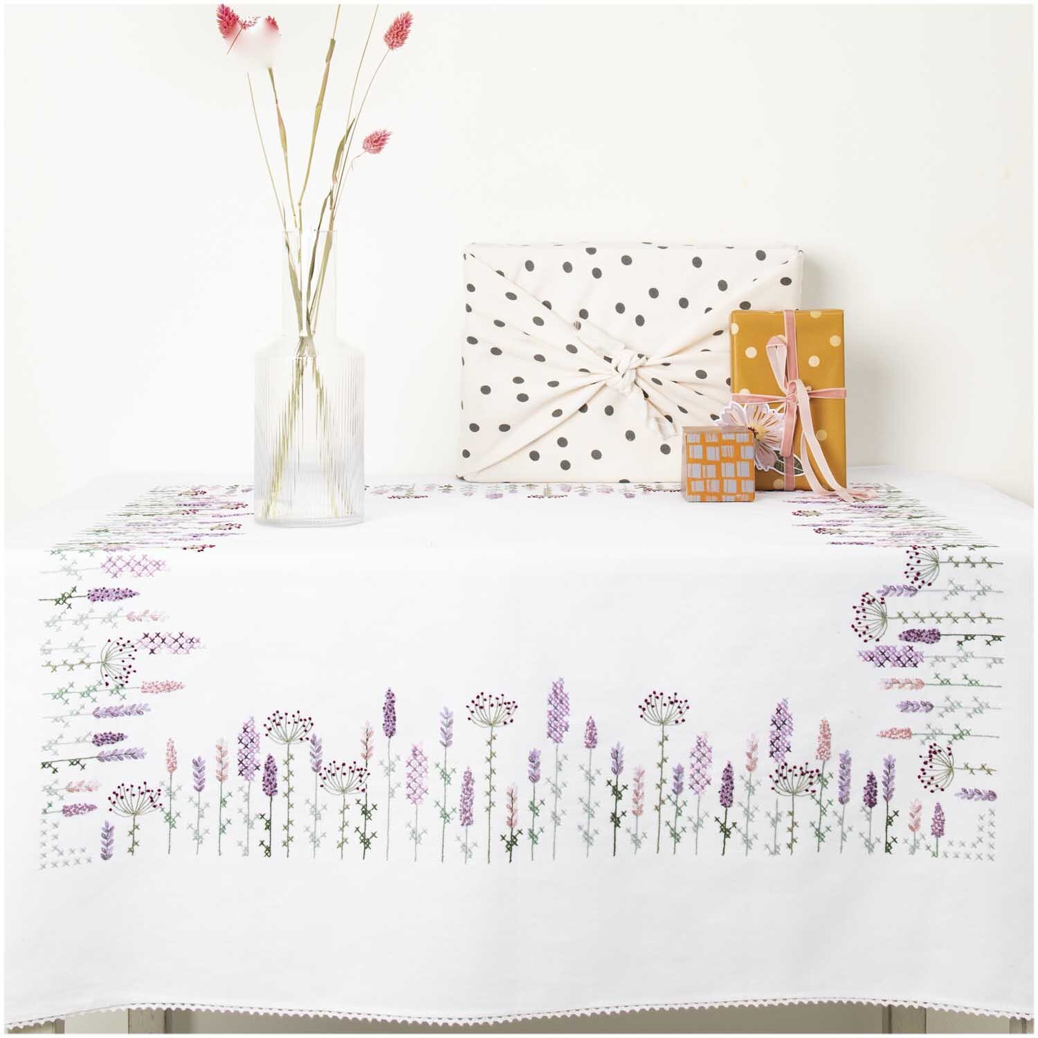 Stickpackung Tischdecke Lavendelfeld 95x95cm