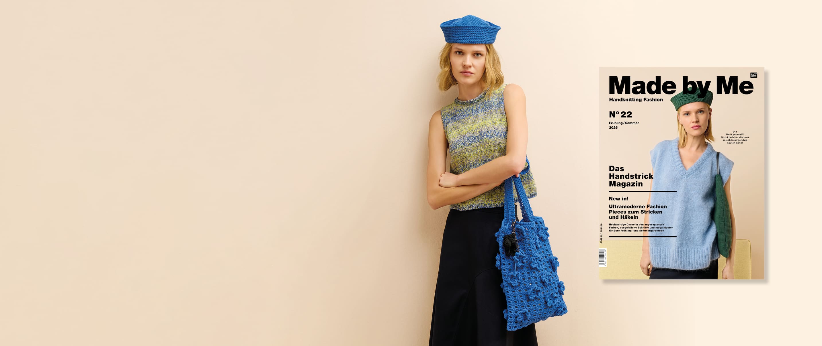 Eine Frau trägt einen gehäkelten Hut, ein gestricktes Top und hält eine gehäkelte Tasche und posiert vor hellem Hintergrund. Daneben ein Cover des Handstrickmagazins Made by Me No. 22. 