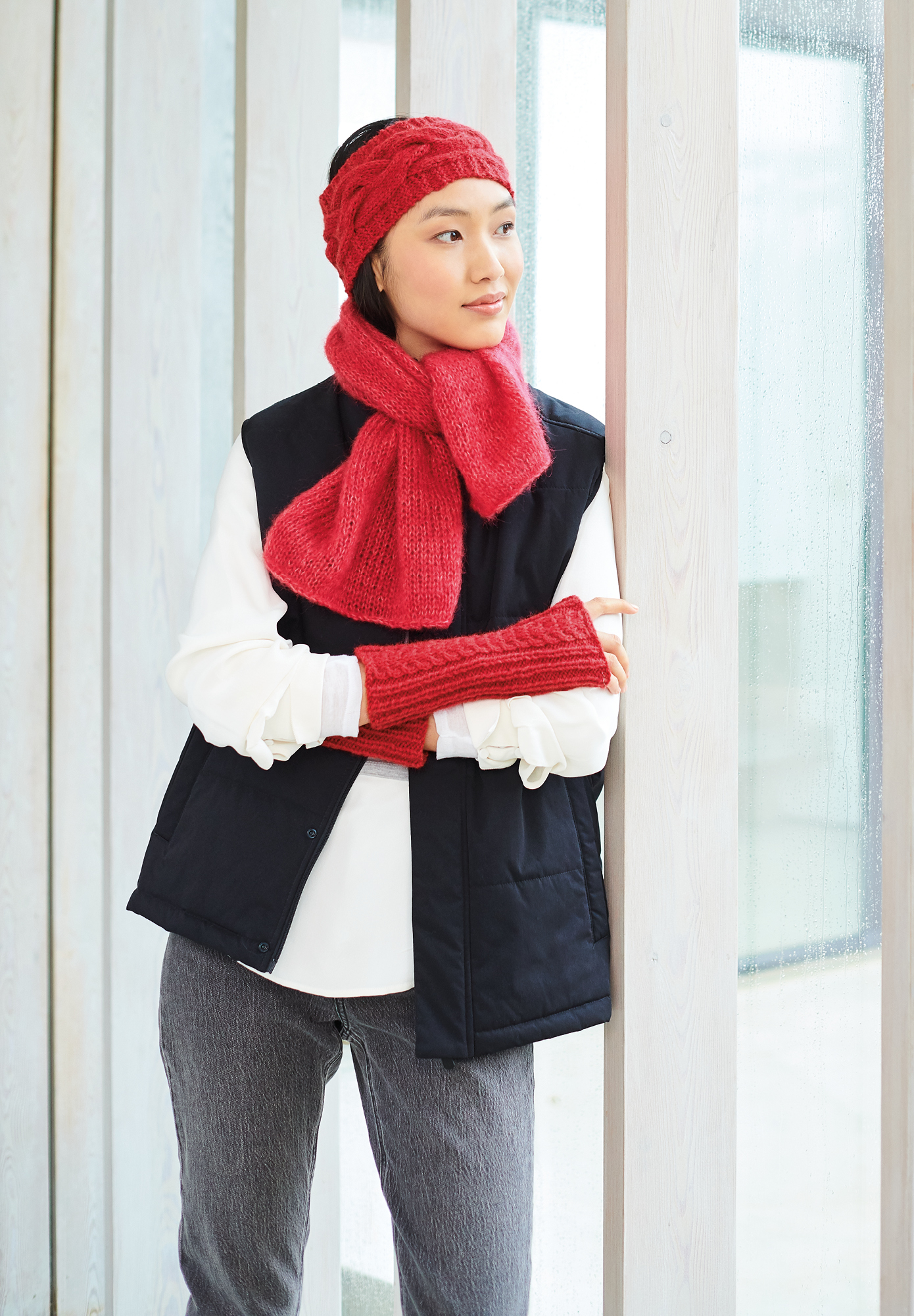 Frau trägt gestrickten Schal in Rot: Modell 24 aus Lovewool No. 19
