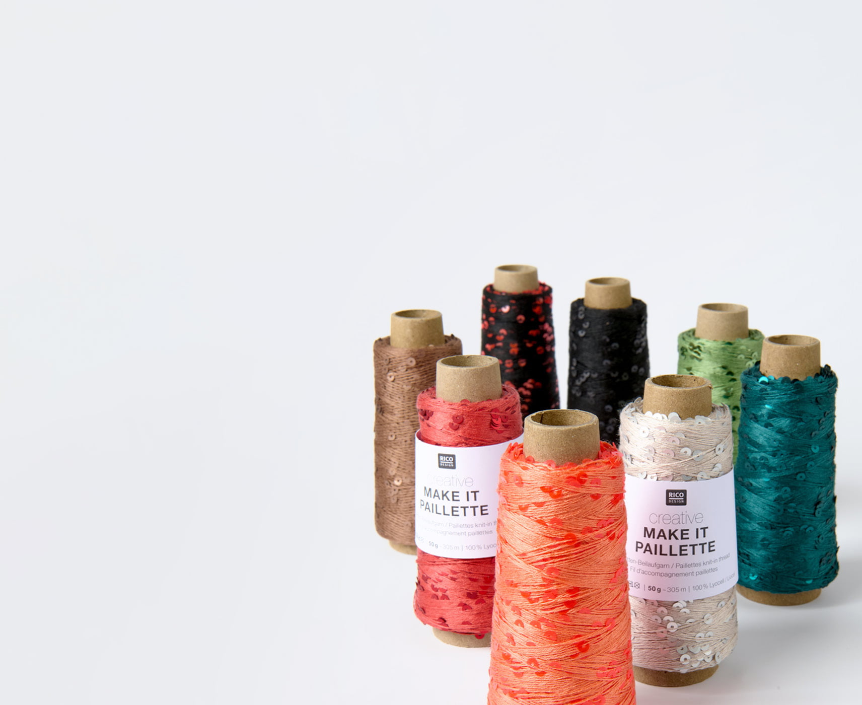 Verschiedene Garnrollen von Creative Make it Paillette sind beisammen aufgestellt.