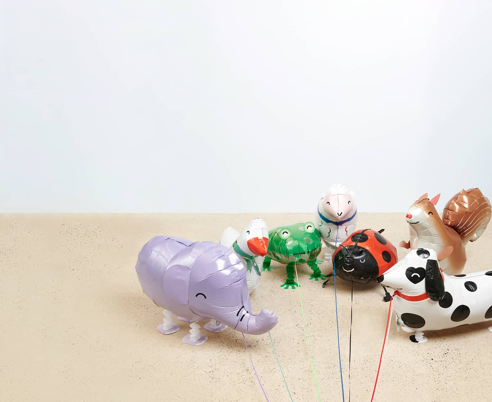 Airwalker Ballons in Form von Tieren sind zusammen aufgestellt.
