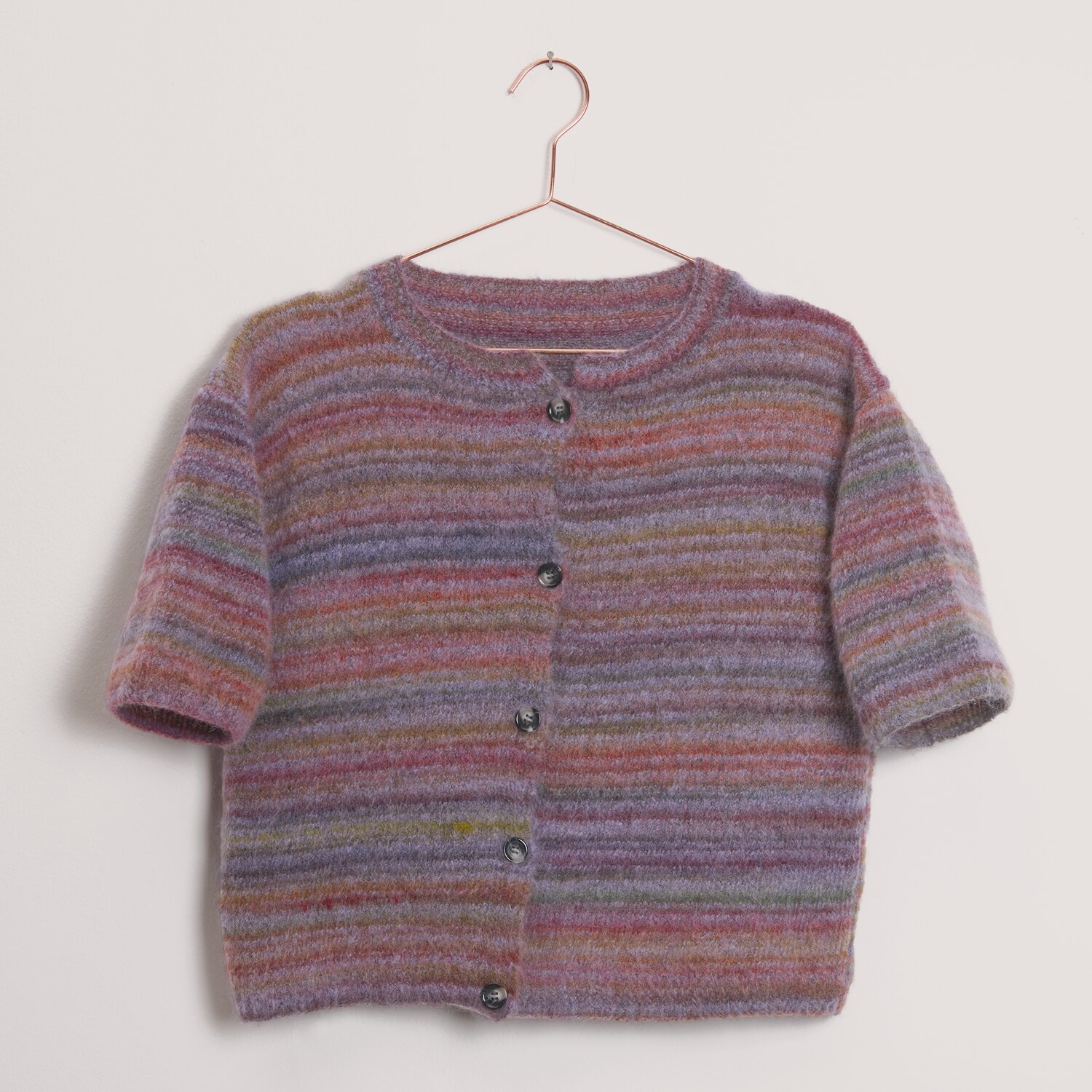 Fashion Wool Alpaca Landscape, Rico Design, 25g 170m, kurzärmelige Strickjacke mit mehrfarbigem, weichem Streifenmuster und Rundhalsausschnitt auf Kleiderbügel