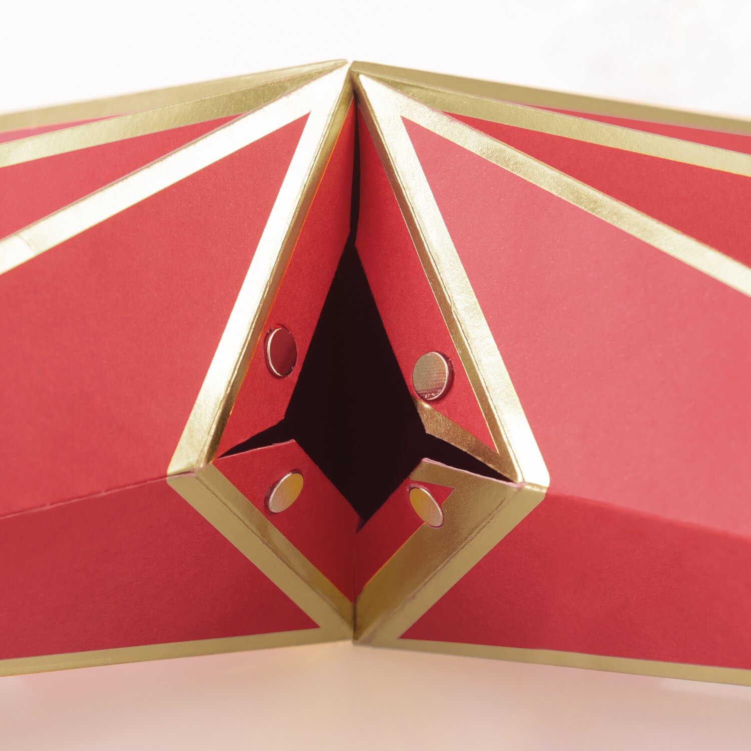 Papierstern, Rot/Gold, Ø45cm: Detailansicht eines dekorativen Sterns von Rico Design mit goldenen Akzenten.