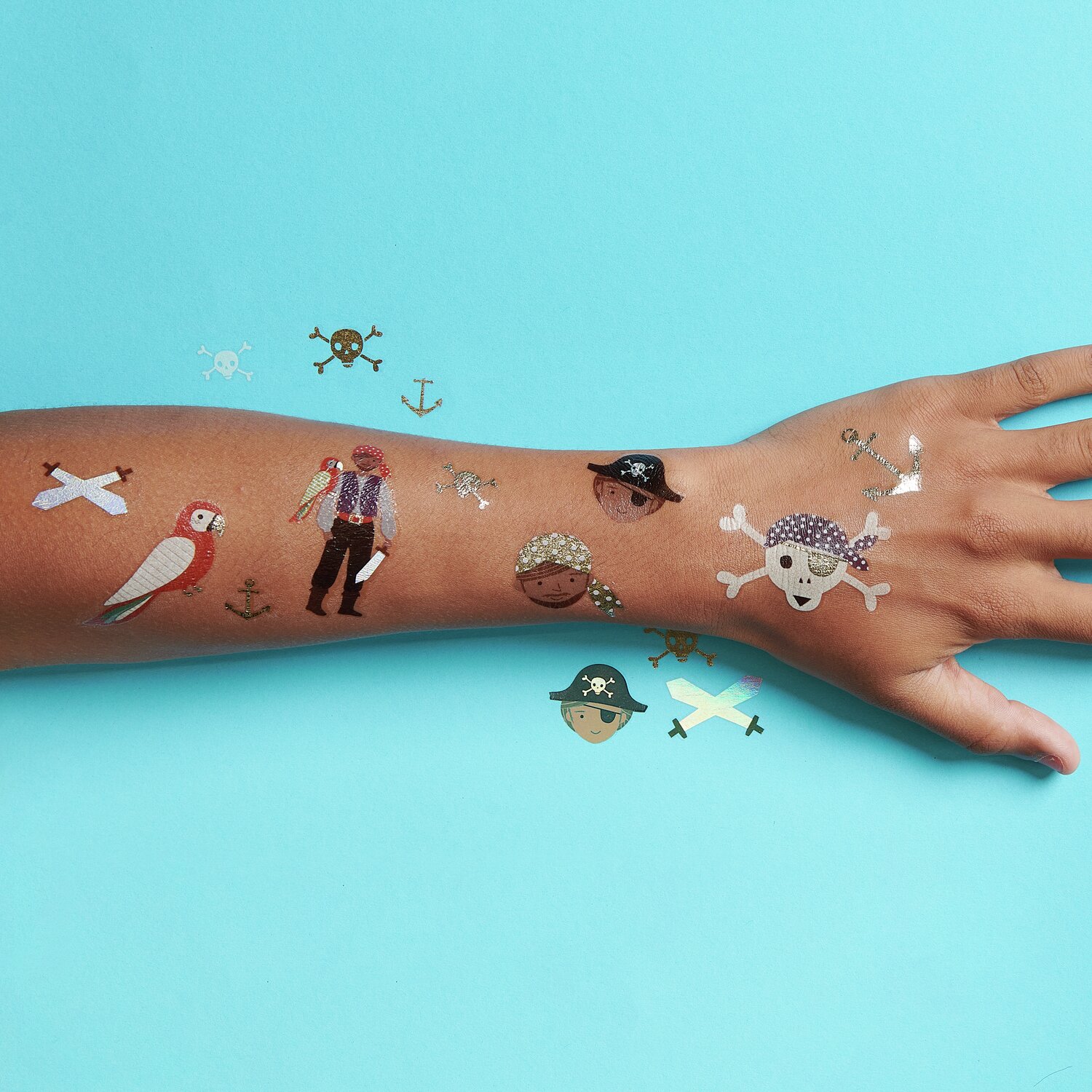 Tattoos Piratenparty: 15-teiliges Set mit bunten Piratenmotiven auf einem Arm, ideal für Kinder.