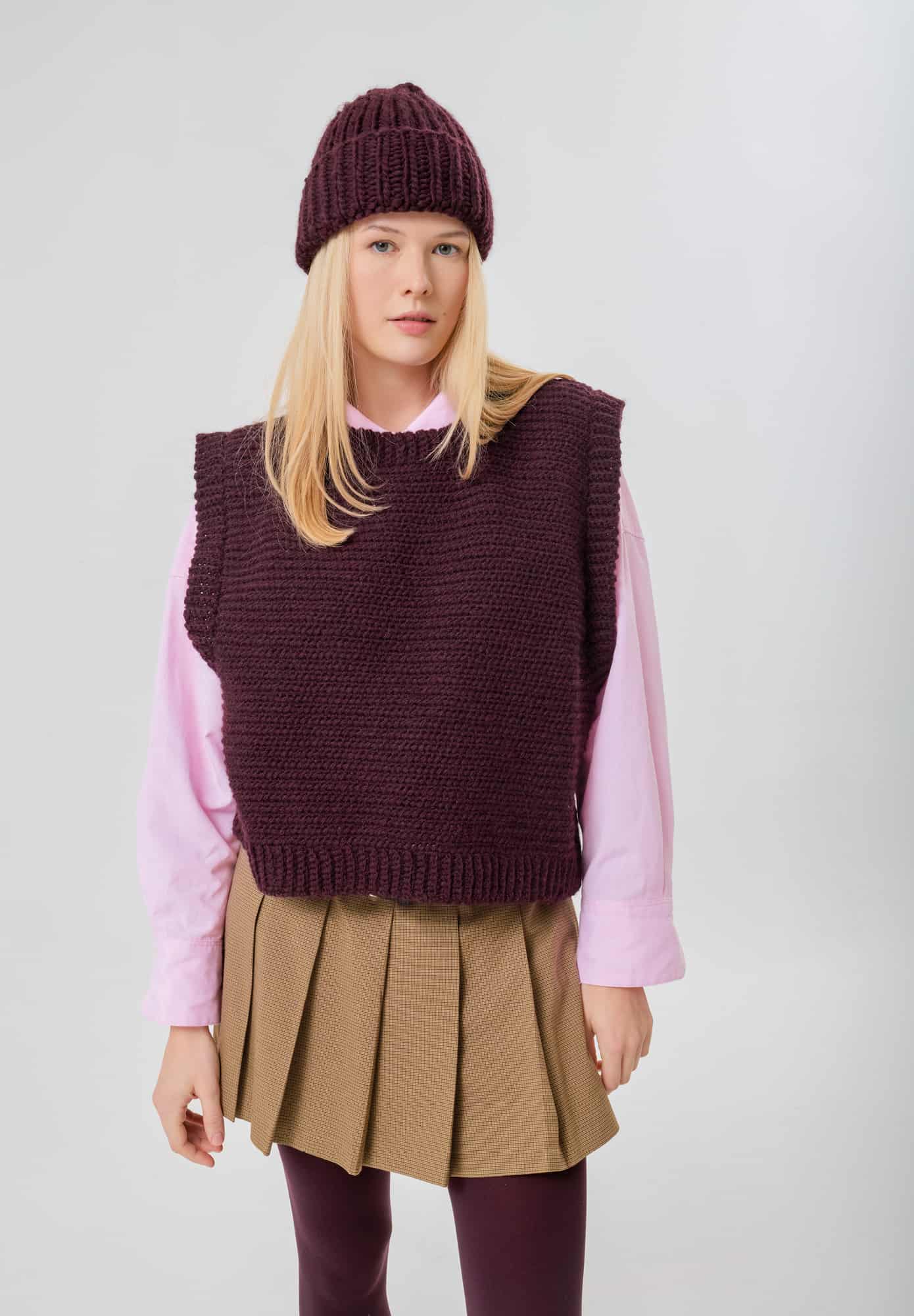 Frau trägt gehäkelten Pullunder in Bordeaux: Modell 27 aus Made by Me No. 21